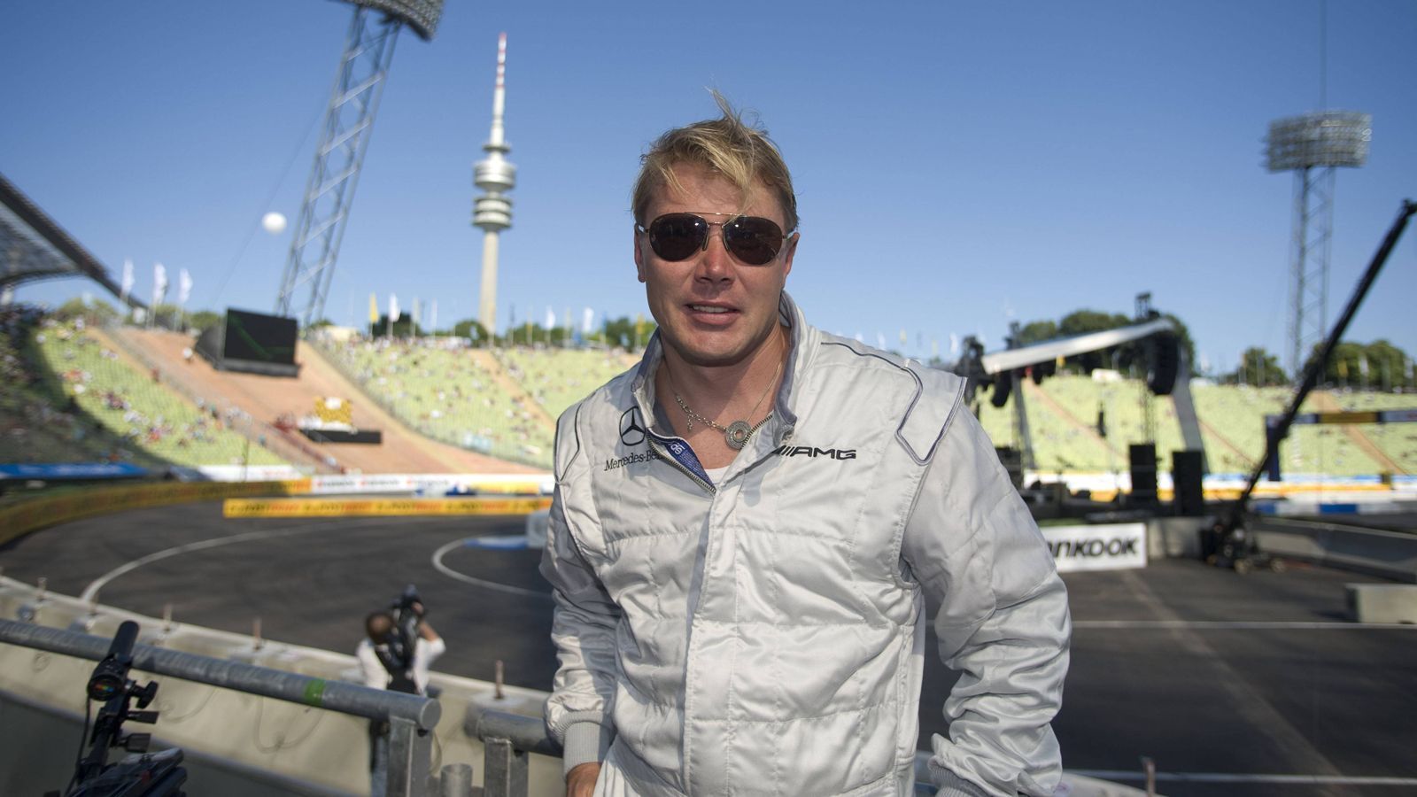 
                <strong>Mika Häkkinen (161 Formel-1-Rennen)</strong><br>
                Der Beste zum Schluss: Mika Häkkinen ist nämlich der erfolgreichste Formel-1-Fahrer, der jemals in der DTM gestartet ist. Häkkinen fuhr von 1991 bis 2001 in der Königsklasse und gewann zwei WM-Titel. In der Saison 2005 gab er sein Comeback – und zwar in der DTM. Bereits in seinem dritten Rennen holte er sich die Pole und den Sieg. Insgesamt blieb er drei Jahre in der DTM. Kurz nachdem er 2007 wegen eines Manövers die bis dahin größte Strafe in der DTM-Geschichte kassierte, 22.000 Euro Geldstrafe und zehn Startplätze zurück, erklärte er seinen Rücktritt. Die Presse vermutete einen Zusammenhang.
              