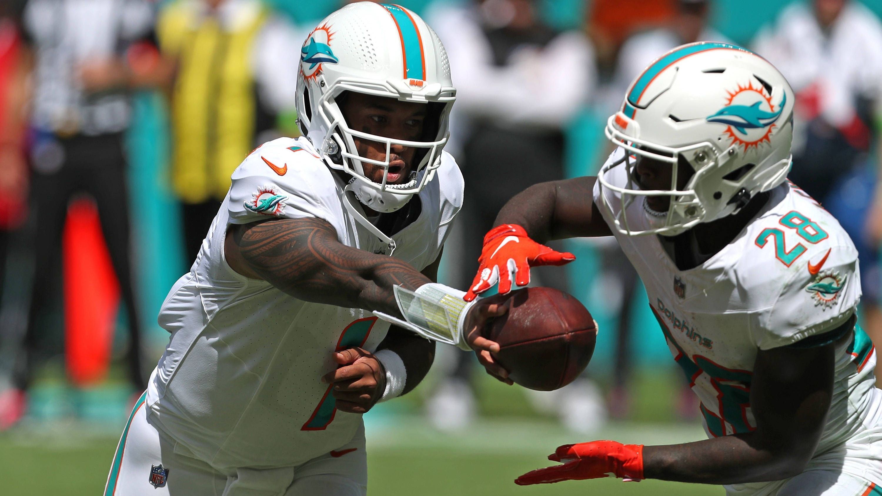 <strong>AFC East: Miami Dolphins</strong><br>Bilanz nach Week 5 in 2023: 4-1 (1. Platz)<br>Bilanz nach Week 5 in 2022: 3-2 (3. Platz)<br>Die Dolphins-Offense ist on Fire - auch weil Quarterback Tua Tagovailoa Konstanz in sein Spiel bekommt.