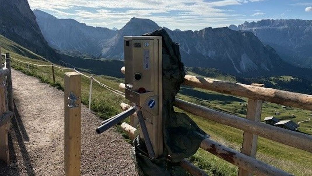 Italien, Grödnertal (Val Gardena): Das Drehkreuz auf dem Panoramaweg, der zur Seceda führt