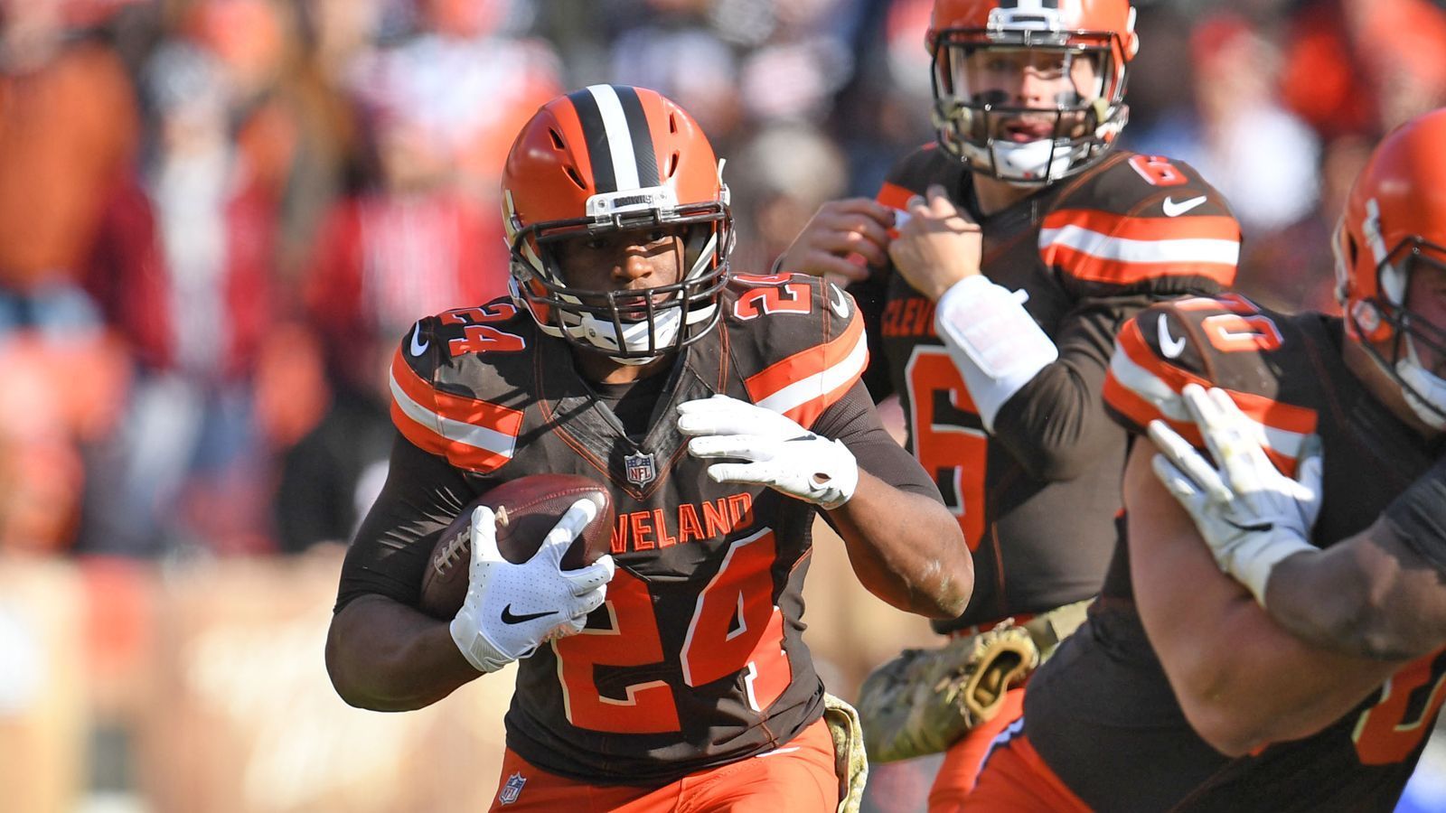 
                <strong>Week 10: Längster Offense-Touchdown der Saison</strong><br>
                Bei 2nd & 10 von der eigenen 8-Yard-Linie in die gegnerische Endzone? Gar kein Problem, dachte sich Nick Chubb. Dem Running Back der Cleveland Browns gelang in Week 10 gegen die Atlanta Falcons der längste Touchdown eines Offensivspielers in der laufenden Saison: 92 Yards! Es war zudem der längste Run in der Franchise-Geschichte der Browns. Das Monster-Play bescherte Cleveland die zwischenzeitliche 27:10-Führung im dritten Viertel.
              