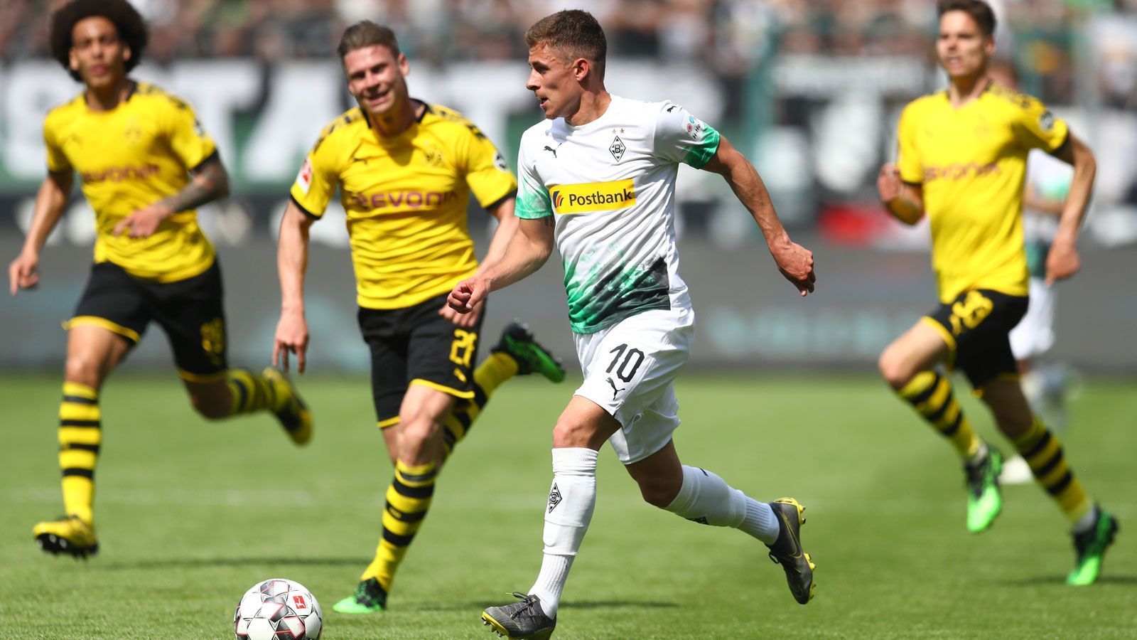 
                <strong>Thorgan Hazard (Borussia Mönchengladbach)</strong><br>
                Der belgische Flügelflitzer spielte seine Gegenspieler bei Borussia Mönchengladbach reihenweise schwindelig und erweckte so das Interesse des Rekordmeisters. Glaubt man dem "Kicker", soll auch Hazard den Ansprüchen des FC Bayern nicht genügt haben und wurde von Salihamidzic daher nicht verpflichtet. Stattdessen trieb es den Belgier im Sommer 2019 zu Borussia Dortmund, dort etablierte sich Hazard als Stammspieler.
              