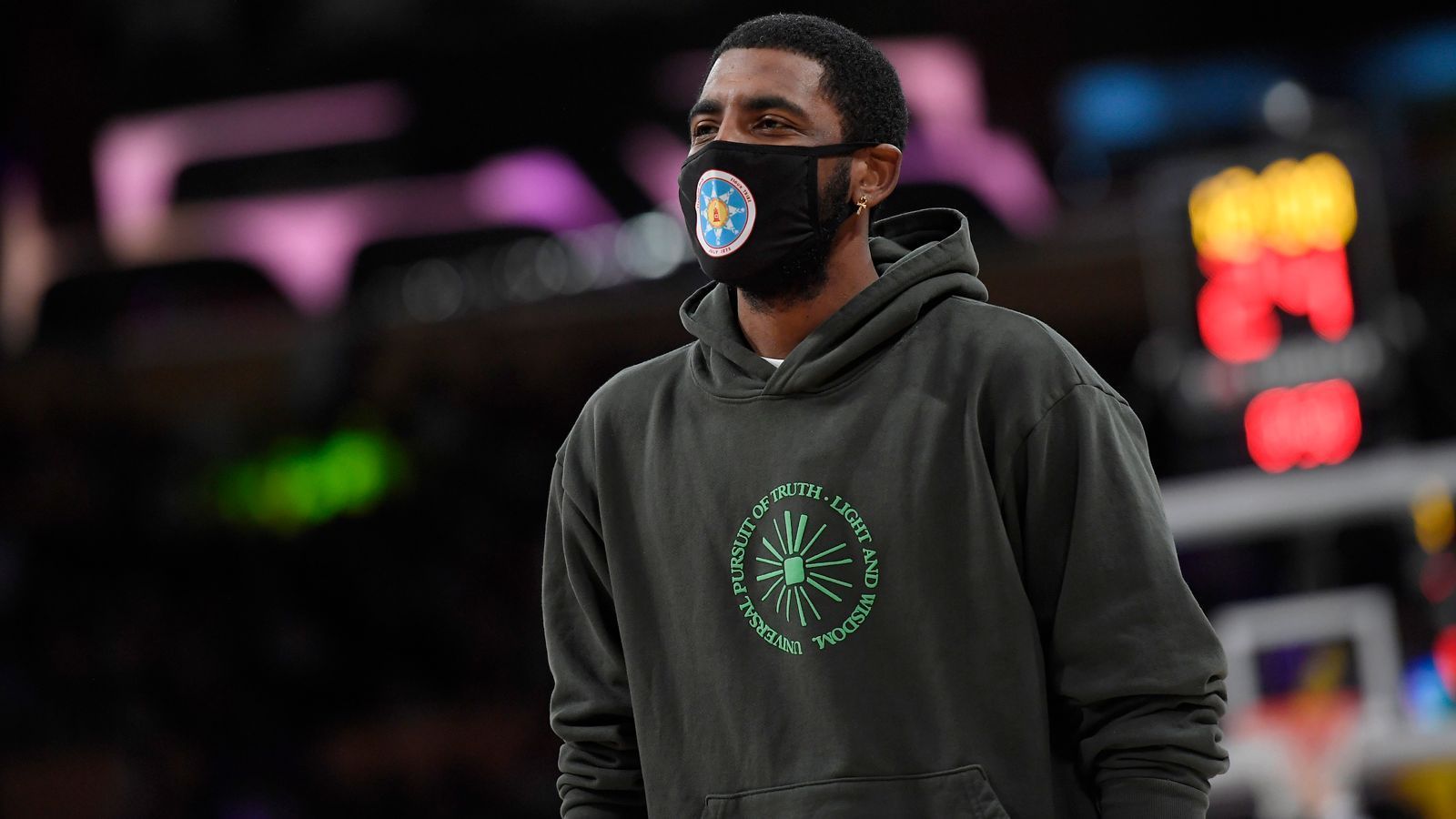 
                <strong>Kyrie Irving - Streik-Forderung vor der NBA-Bubble</strong><br>
                Da die NBA-Saison 2019/2020 aufgrund der Corona-Pandemie abgebrochen werden musste, hat die NBA den Rest der Spielzeit inklusive der Playoffs in einer Bubble in Orlando nachgeholt. Irving war allerdings strikt dagegen, rief die Spieler zum Streik auf und forderte, dass die Saison nicht zu Ende gebracht wird. In einer Zeit, in der die Debatte des systematischen Rassismus in den USA nach dem Mord an George Floyd laut und medienwirksam diskutiert wurde, wies Irving die Spieler an, sich auf den Kampf gegen den Rassismus zu konzentrieren und die Bubble zu bestreiken. Zwar kann man Kyrie für seinen Einsatz in der wichtigen Debatte nur loben, jedoch hätte er aufgrund einer Verletzung an der Schulter ohnehin nicht spielen können. Nur wenige Profis schlossen sich seinem Streik an. 
              