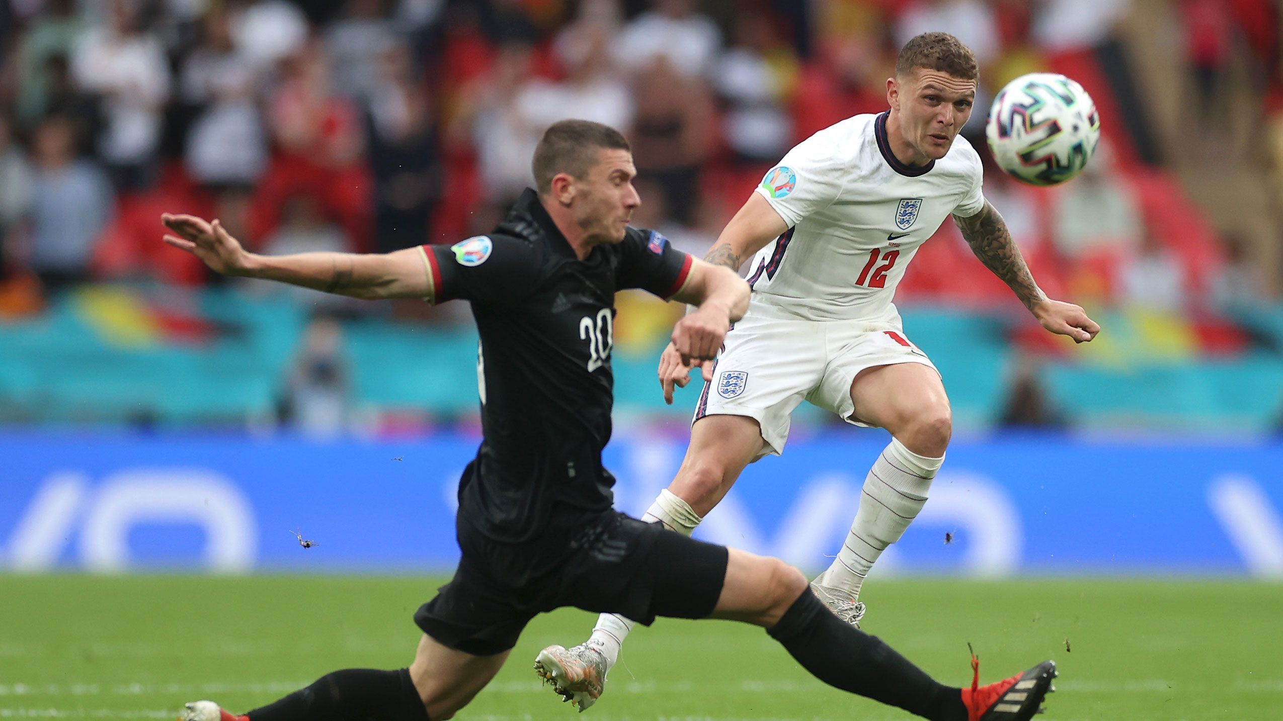 
                <strong>Kieran Trippier (England)</strong><br>
                Schränkt defensiv die Kreise von Robin Gosens ein, dadurch offensiv etwas blasser, als gewohnt, im ersten Durchgang. Auch in den zweiten 45 Minuten nur wenig zu sehen, aber hält seinen Teamkollegen den Rücken frei. ran-Note: 3 
              