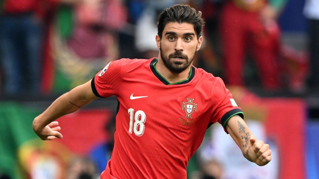 Dortmund - Ruben Neves of Portugal during the UEFA EURO, EM, Europameisterschaft,Fussball 2024 group F match between Turkey and Portugal at BVB Stadium Dortmund on June 22, 2024 in Dortmund, Germany. ANP Hollandse Hoogte UEFA EURO 2024 2024 xVIxANPxSportx/xGerritxvanxKeulenxIVx 502372622 originalFilename: 502372622.jpg