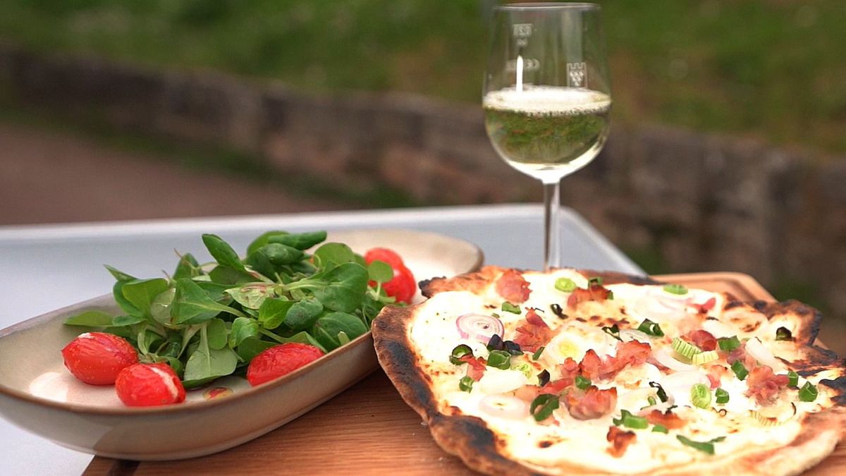 Flammkuchen mit Feldsalat, karamellisierten Kirschtomaten und Weindressing