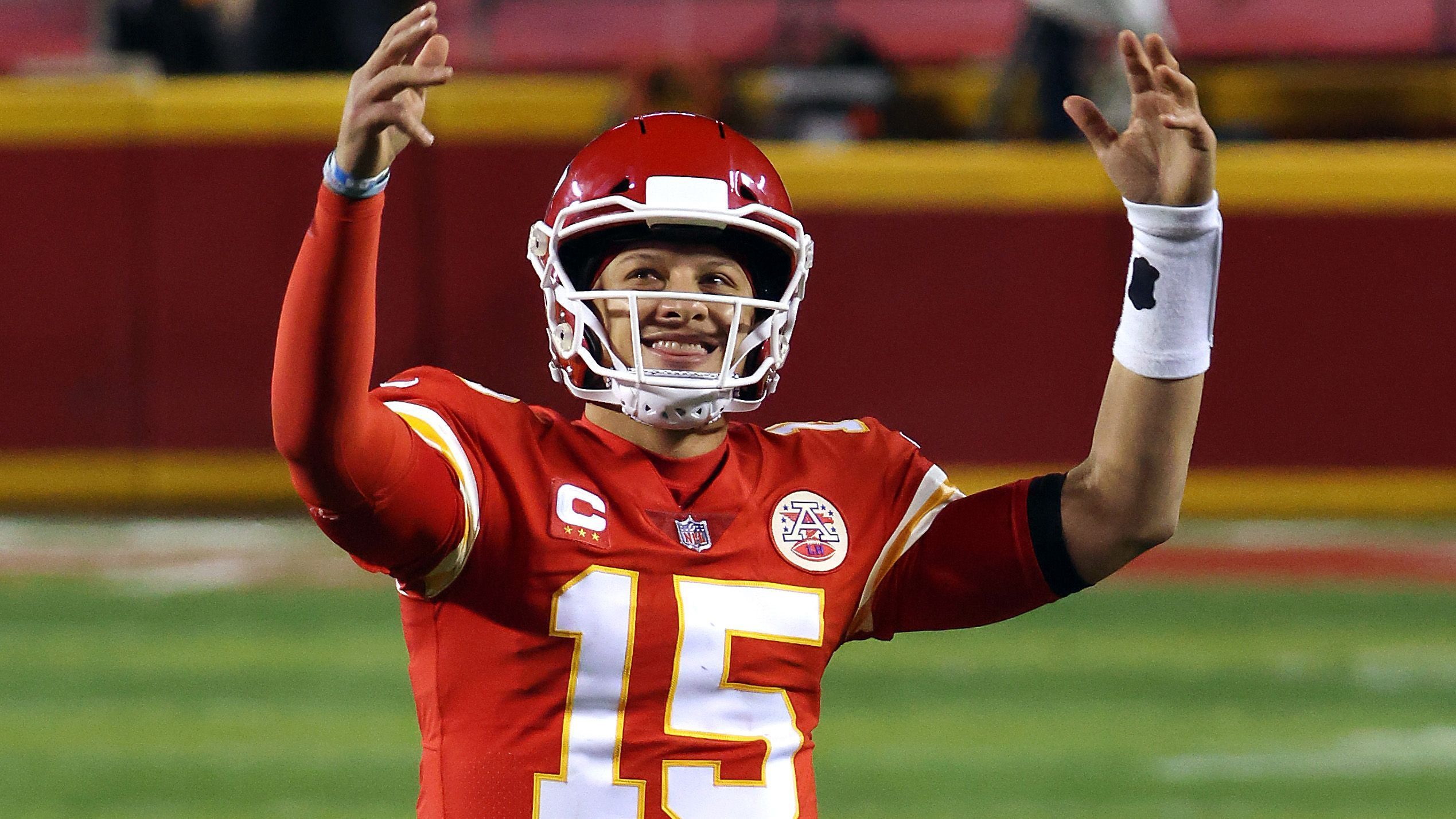 
                <strong>Auch Patrick Mahomes greift nach einem Rekord</strong><br>
                Doch auch Patrick Mahomes greift nach einem Super-Bowl-Rekord und könnte dabei ausgerechnet Tom Brady beerben. Der "GOAT" gewann mit damals 26 Jahren seinen zweiten Super Bowl als bis heute jüngster Quarterback. Mahomes wäre bei einem Sieg 25 Jahre alt. 
              