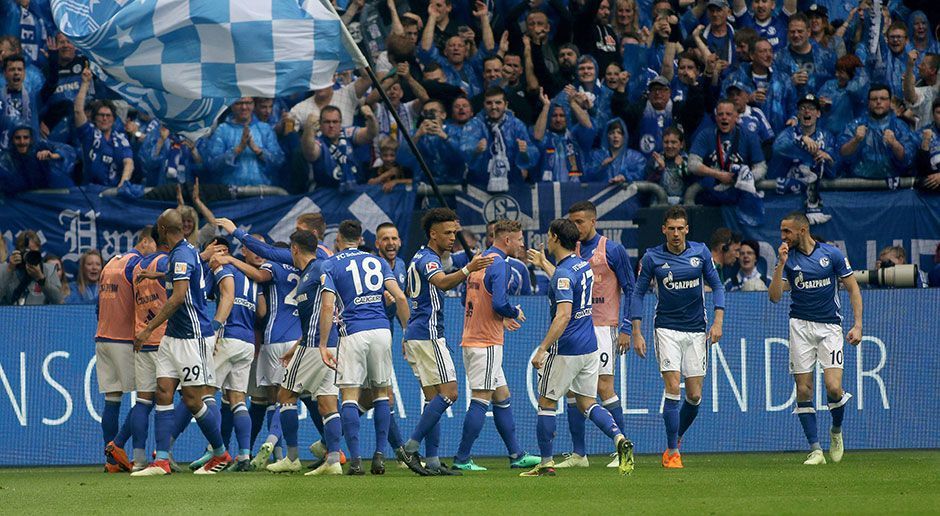 
                <strong>Schalke - Dortmund: Schalke die Nummer eins im Revier</strong><br>
                Nach dem 92. Derby in der Bundesliga gibt es keine Zweifel, wer derzeit die Nummer eins im Revier ist. Schalke besiegt den BVB mit 2:0 und festigt Rang zwei in der Liga. 
              