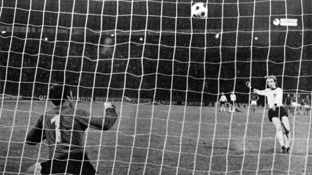 
                <strong>Uli Hoeneß</strong><br>
                Beim EM-Finale 1976 zwischen Deutschland und der Tschechoslowakei geht es mit 2:2 nach Verlängerung ins Elfmeterschießen. Beim Stand von 3:4 tritt Uli Hoeneß an und schießt den Ball in den Belgrader Abendhimmel. Antonin Panenka lässt sich die Chance nicht nehmen, Deutschland verliert.
              