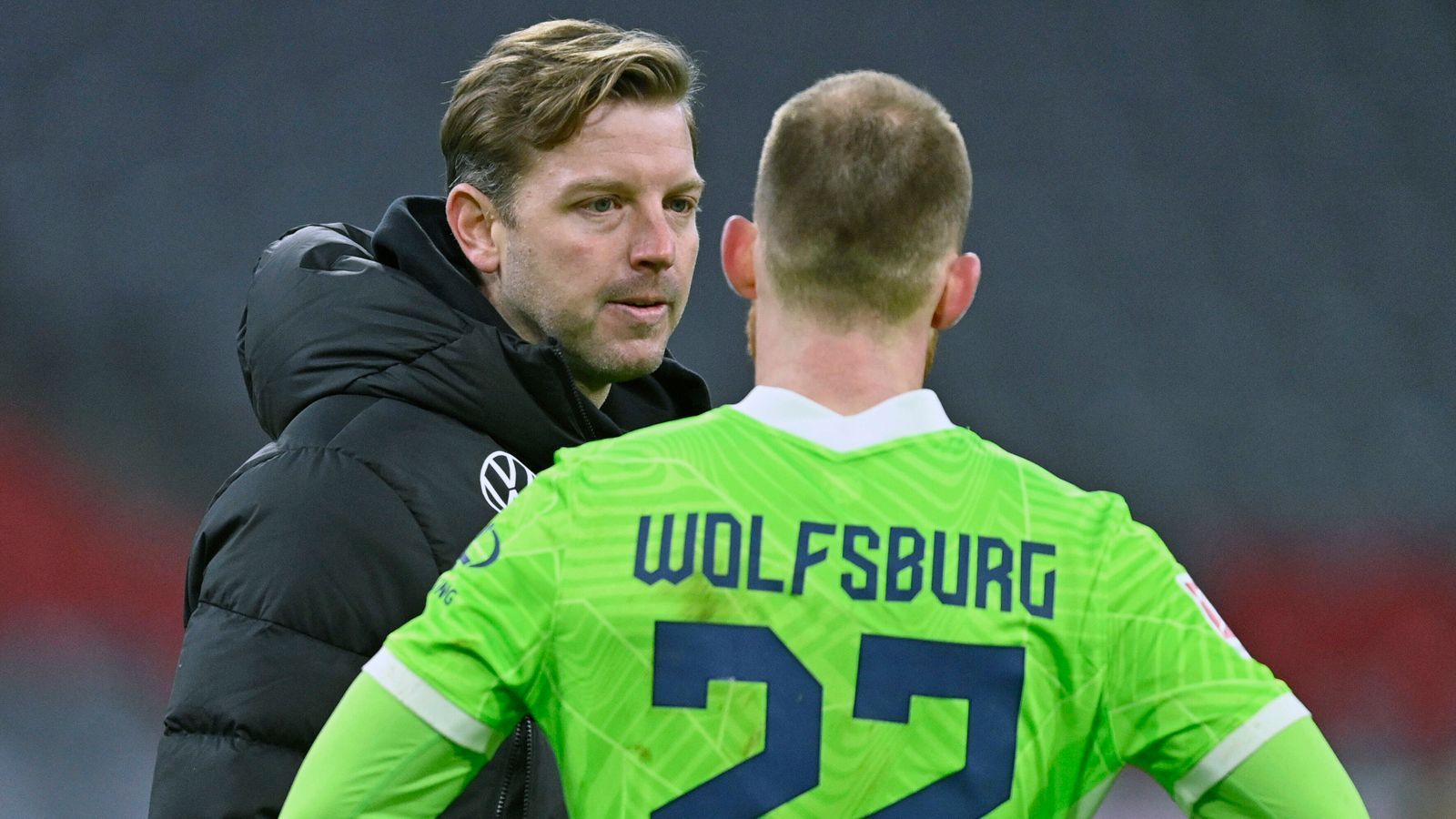 
                <strong>Flop: Wolfsburgs Absturz vom Champions-League-Teilnehmer zum Abstiegs-Kandidaten</strong><br>
                Die Wolfsburger qualifizierten sich in der Vorsaison unter Trainer Oliver Glasner für die Champions League, doch aufgrund der persönlichen Probleme zwischen dem Österreicher und Sportvorstand Jörg Schmadtke trennten sich Glasner und die Niedersachsen im Sommer. Seitdem ging es für den VfL stetig bergab. Glasner-Nachfolger Mark van Bommel ist längst Geschichte, ebenso die Champions League, aus der die Wolfsburger nach der Vorrunde ausschieden. Und auch van Bommels Nachfolger Florian Kohfeldt ist bislang kein Heilsbringer. Unter dem Ex-Bremer setzte es zuletzt sieben Pflichtspiel-Pleiten in Folge. Daher sah sich Schmadtke kurz vor Hinrunden-Ende dazu gemüßigt, den Abstiegskampf auszurufen. Mit 20 Punkten steht Wolfsburg aber zumindest zur Winterpause noch über dem Strich.
              