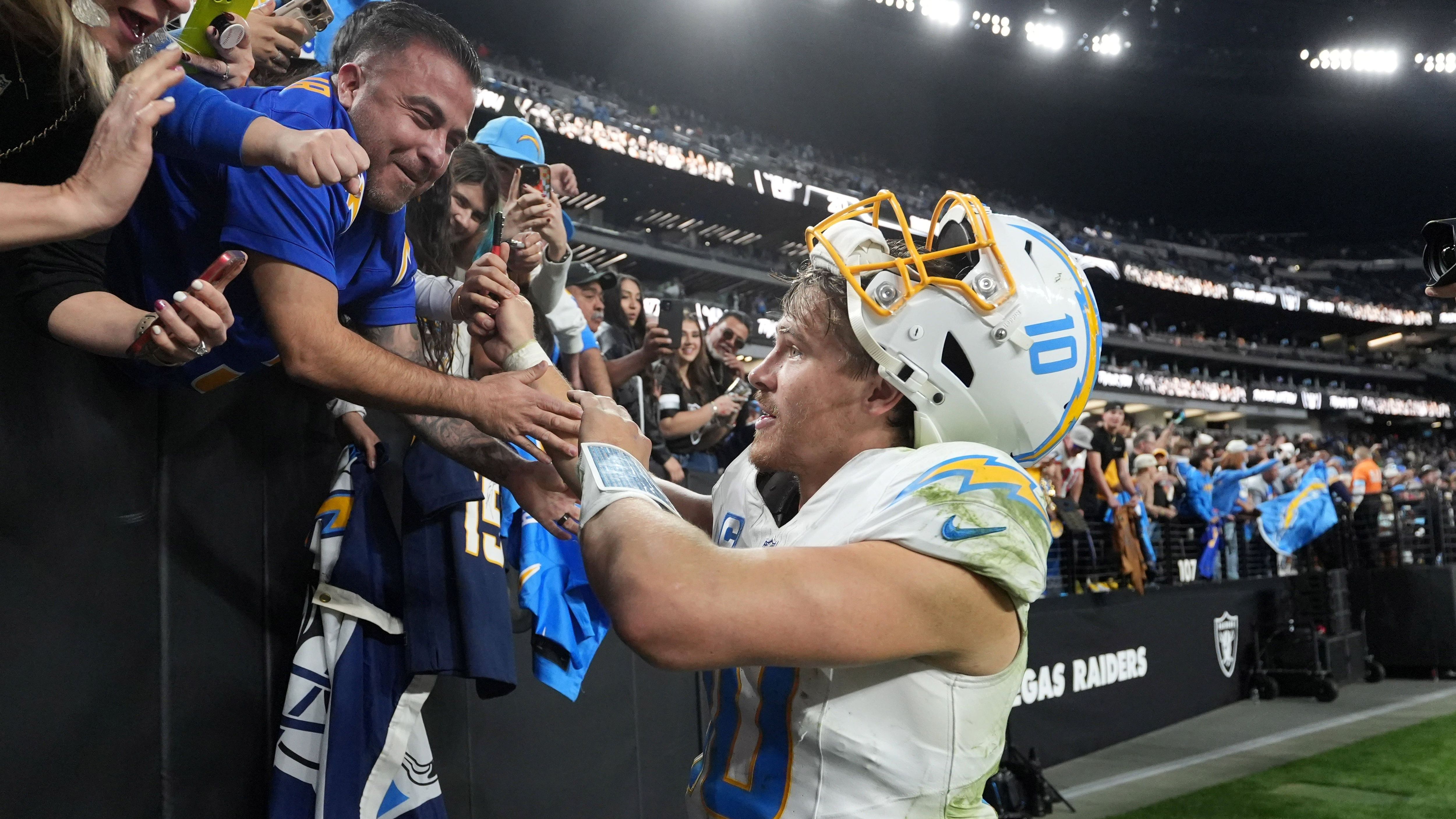 <strong>Los Angeles Chargers 27:3 Las Vegas Raiders</strong><br>Beide Teams starteten mit einem Sieg in die Saison. In dieser Partie zeigt sich jedoch deutlich, welches von beiden in diesem Jahr um den Super Bowl mitspielen will. Die Raiders mit Geno Smith bleiben chancenlos, die Chargers machen klar, dass man sie auf dem Zettel haben muss.