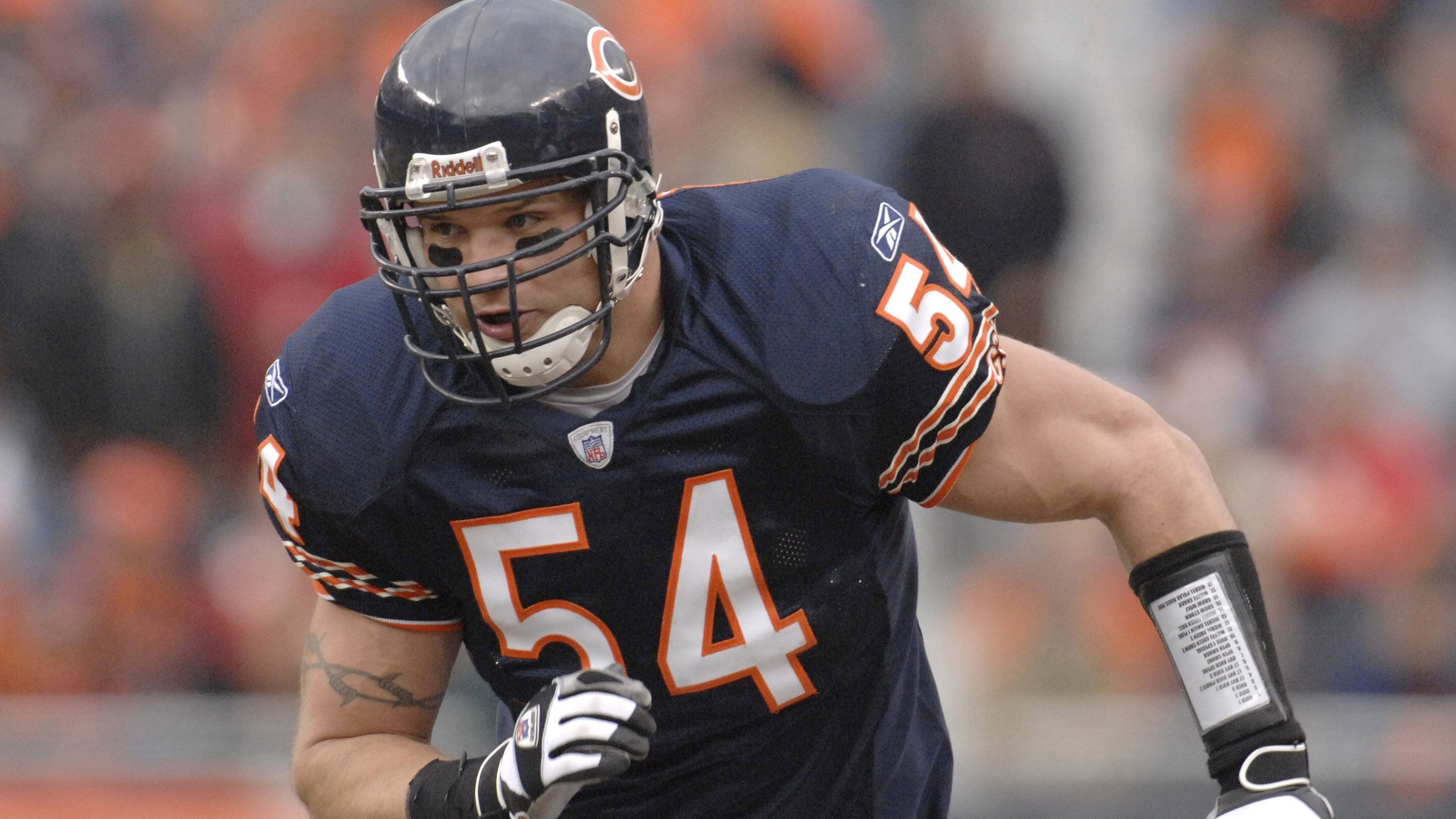 <strong>54: Brian Urlacher</strong><br>Team: Chicago Bears<br>Position: Linebacker<br>Erfolge: Pro Football Hall of Famer, NFL Defensive Player of the Year 2005, viermaliger First Team All-Pro, achtmaliger Pro Bowler<br>Honorable Mention: Randy White, Bobby Wagner
