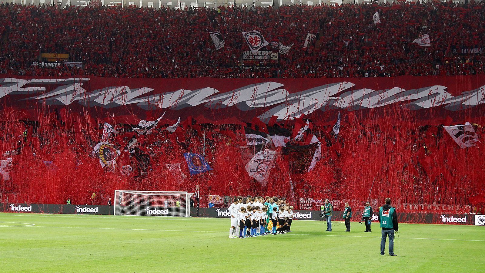 
                <strong>Heimspiel gegen den FC Vaduz (15. August 2019)</strong><br>
                Nur ein Wort: Frankfurt. Der Name der Stadt, in der die Eintracht beheimatet ist, strahlt der Mannschaft beim Qualispiel zur Europa League gegen den FC Vaduz Weiß auf Rot aus der Kurve entgegen. Die Supporter fuhren also schon vor Beginn des eigentlichen Wettbewerbs groß auf.
              