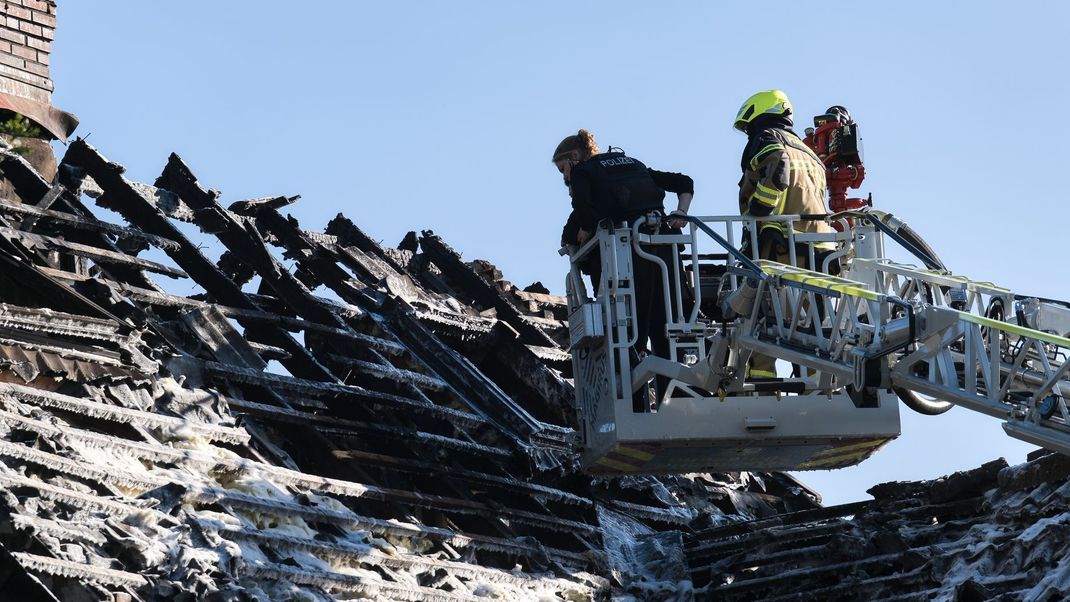 Nach einem Hausbrand in Pinneberg wurde eine Leiche gefunden.