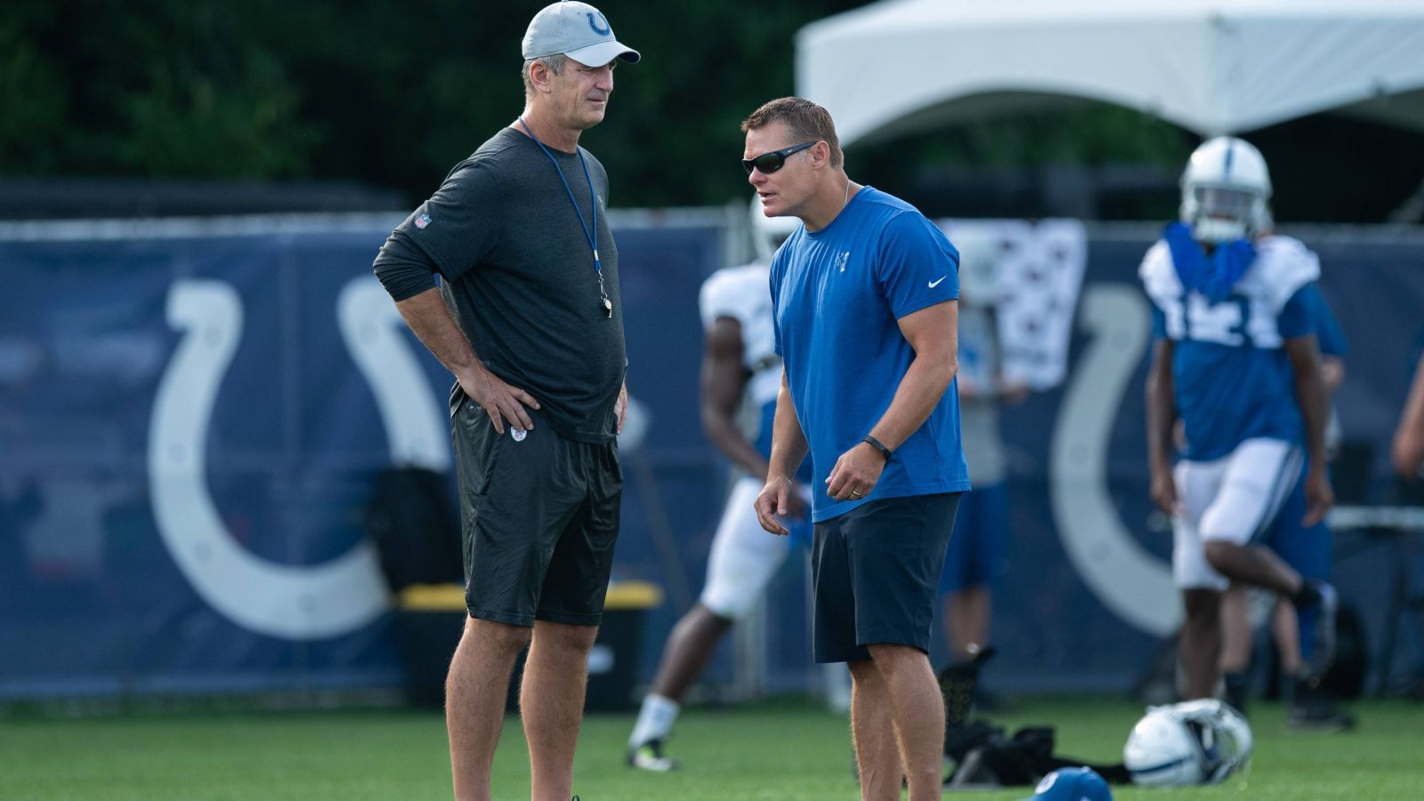 
                <strong>Verlierer: Frank Reich und Chris Ballard (Indianapolis Colts)</strong><br>
                Hinterfragen müssen sich auch die Offiziellen der Indianapolis Colts, namentlich Head Coach Frank Reich und General Manager Chris Ballard. Nach der 0:24-Klatsche bei den Jacksonville Jaguars herrscht Katerstimmung in Indianapolis. Die Defense ist zu langsam, die Offensive Line kommt nicht an frühere Leistungen ran, die Receiver werden nicht offen, Jonathan Taylor wird zu wenig benutzt und Matt Ryan passt nicht ins Team, so das Narrativ derzeit um die Colts. Jener Ryan ist übrigens der sechste Starting Quarterback in Woche eins in den letzten sechs Jahren. Ballard hat als GM viele Vorschusslorbeeren erhalten, langsam muss er sie in Form von Siegen und guten Personalentscheidungen auch mal einlösen.
              