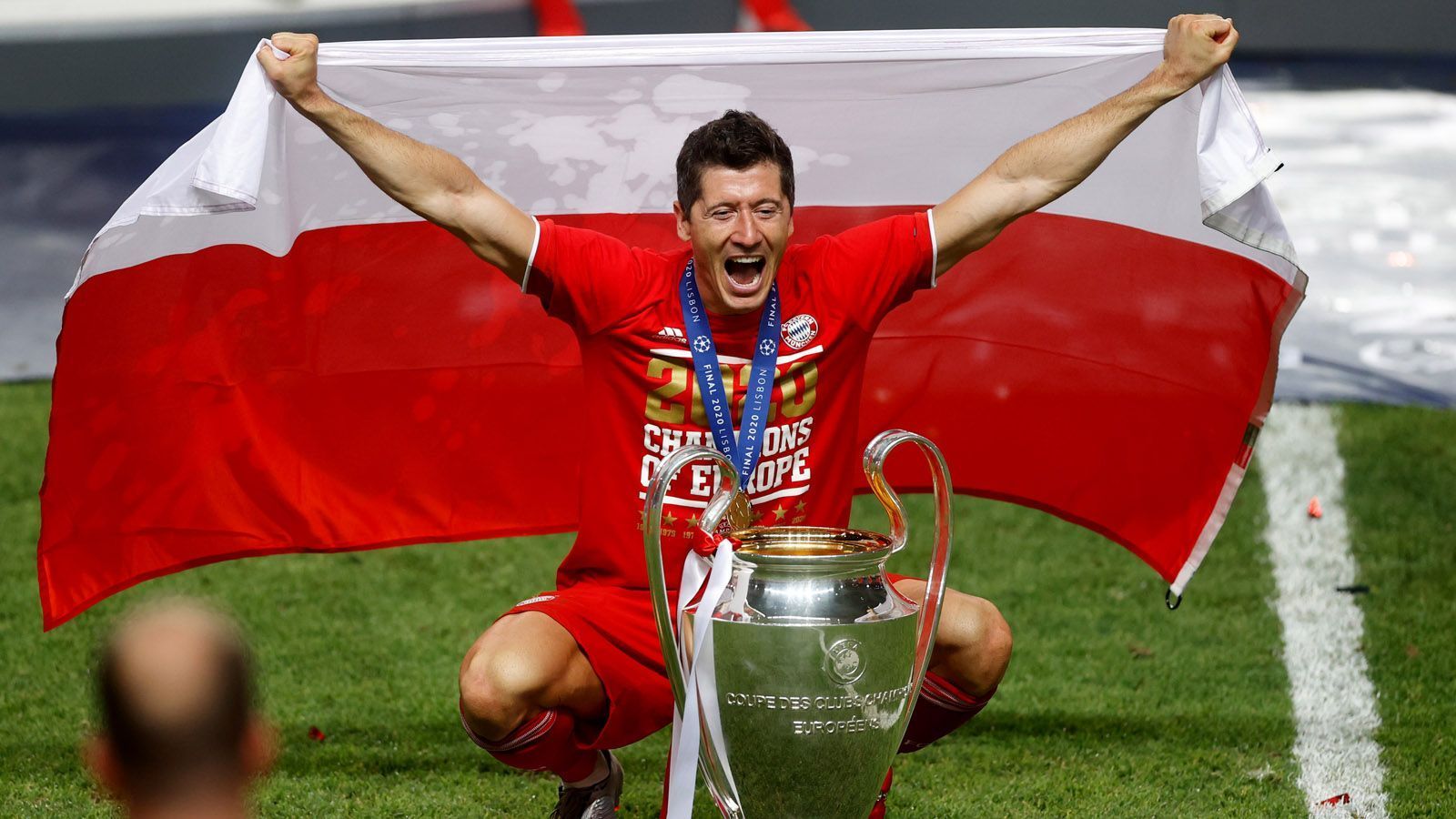 
                <strong>Kategorie: Internationale Titel (Verein)</strong><br>
                Robert Lewandowski holte in der vergangenen Sextuple-Saison mit den Bayern Champions-League und Fifa-Klub-WM, die es zu Müllers Zeiten noch nicht gab. Außerdem erhielt er die Auszeichnung "Weltfußballer des Jahres" sowie "Uefa Best Player in Europe". Weil Müller den Landesmeister-Pokal aber dreimal gewann, ist der neue Zwischenstand:Müller-Lewandowski 2:2
              