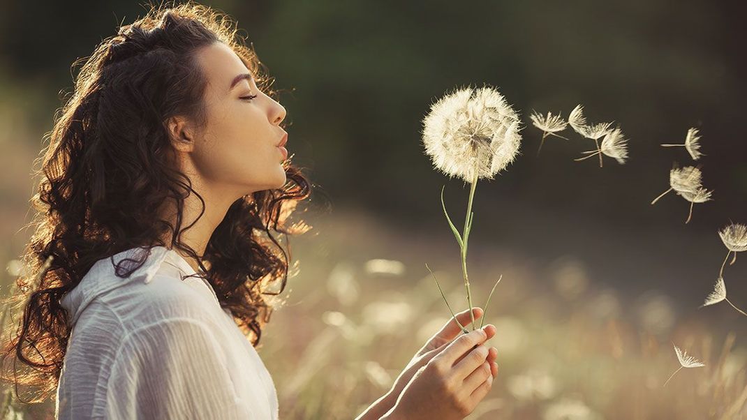 Naturkosmetik ist hautschonend in der Pflege – eine gute Alternative für alle, die auf herkömmliche Inhaltsstoffe der Kosmetik-Produkte allergisch reagieren.