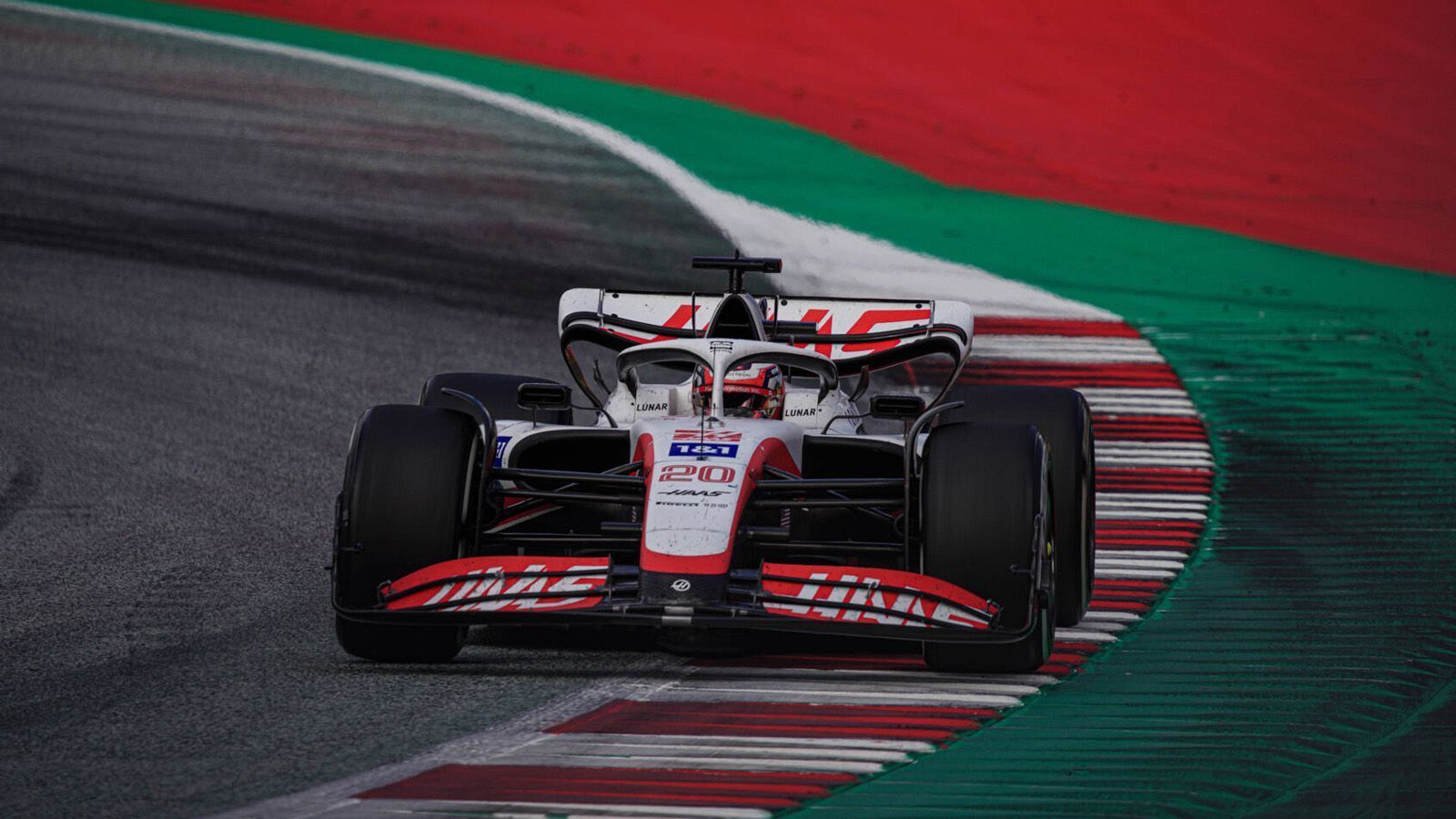 
                <strong>Platz 11: Kevin Magnussen</strong><br>
                Knapp davor, aber außerhalb der Top 10 reiht sich Teamkollege Kevin Magnussen ein. Der Däne überraschte zum Auftakt mit einem bärenstarken fünften Platz in Sachir und fuhr in den folgenden drei Rennen zwei Mal in die Punkte. Anschließend folgten allerdings fünf Rennen zum Vergessen, seit Silverstone zeigt die Formkurve aber wieder nach oben. Platz zehn in England, Rang acht in Spielberg. Teamintern hat der 29-Jährige vor allem im Qualifying die Nase gegen seinen deutschen Kollegen vorn. Neun der elf Duelle gingen an Magnussen.
              