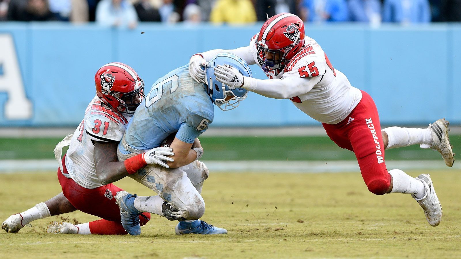 
                <strong>NC State Wolfpack - Rivalry Game: Vorteil Tar Heels</strong><br>
                Die Rivalität zwischen der North Carolina State und den North Carolina Tar Heels ist eine Besondere. Die Universitäten in Raleigh und Chapel Hill sind gerade einmal 30 Minuten Autofahrt voneinander entfernt, was für amerikanische Verhältnisse ein absoluter Katzensprung ist. Das erste Spiel zwischen beiden Teams fand bereits am 12. Oktober 1894 statt. Die Tar Heels stampften das Wolfsrudel bei der Premiere mit 44:0 in den Boden. Insgesamt sieht es übrigens nicht viel besser aus: North Carolina führt die Serie mit beinahe doppelt so vielen Siegen an (67-36-6).
              