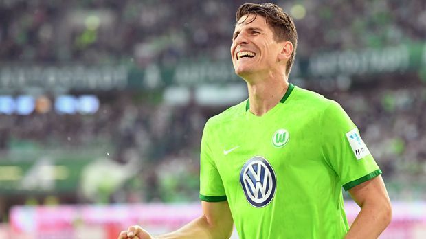 
                <strong>Angriff - Mario Gomez (VfL Wolfsburg)</strong><br>
                Für Mario Gomez verlief die Saison ziemlich gut, für seinen Arbeitgeber VfL Wolfsburg hingegen gar nicht. Trotz der 16 Saisontreffer des Nationalspielers muss der Meister von 2009 als Drittletzter der Bundesliga in die Relegation gegen Eintracht Braunschweig. Wenn man es böse mit den "Wölfen" meint, könnte man sogar behaupten, dass der VfL ohne Gomez vielleicht sogar direkt abgestiegen wäre. Nun ist nicht zuletzt der 31-Jährige, der vor der Saison von Florenz kam, gefordert, um Wolfsburg mit weiteren Toren in der Liga zu halten.
              