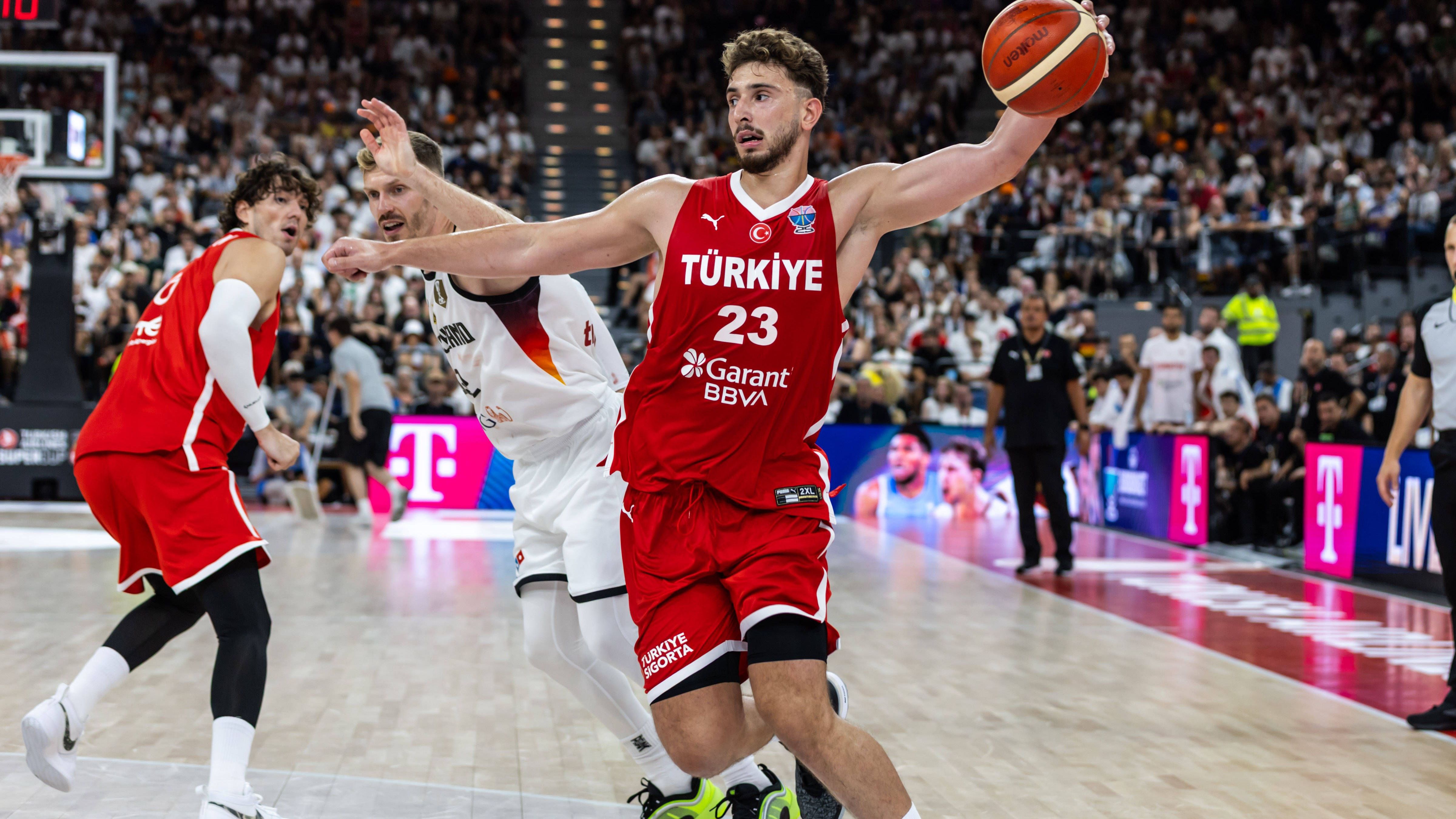 <strong>Alperen Sengün (Türkei/23)</strong><br>... Sengün wird eine, wenn nicht die wichtigste Offensivoption der Türken sein, das bewies der Jungstar zuletzt beim Supercup in München. Im Halbfinale kam der vielseitige und passstarke Center gegen Deutschland als Topscorer des Spiels auf 25 Punkte. Die Türken, die es bislang nur 2001 (Silber) bei einer EuroBasket in die Medaillenränge geschafft haben, zählen auf Sengün.