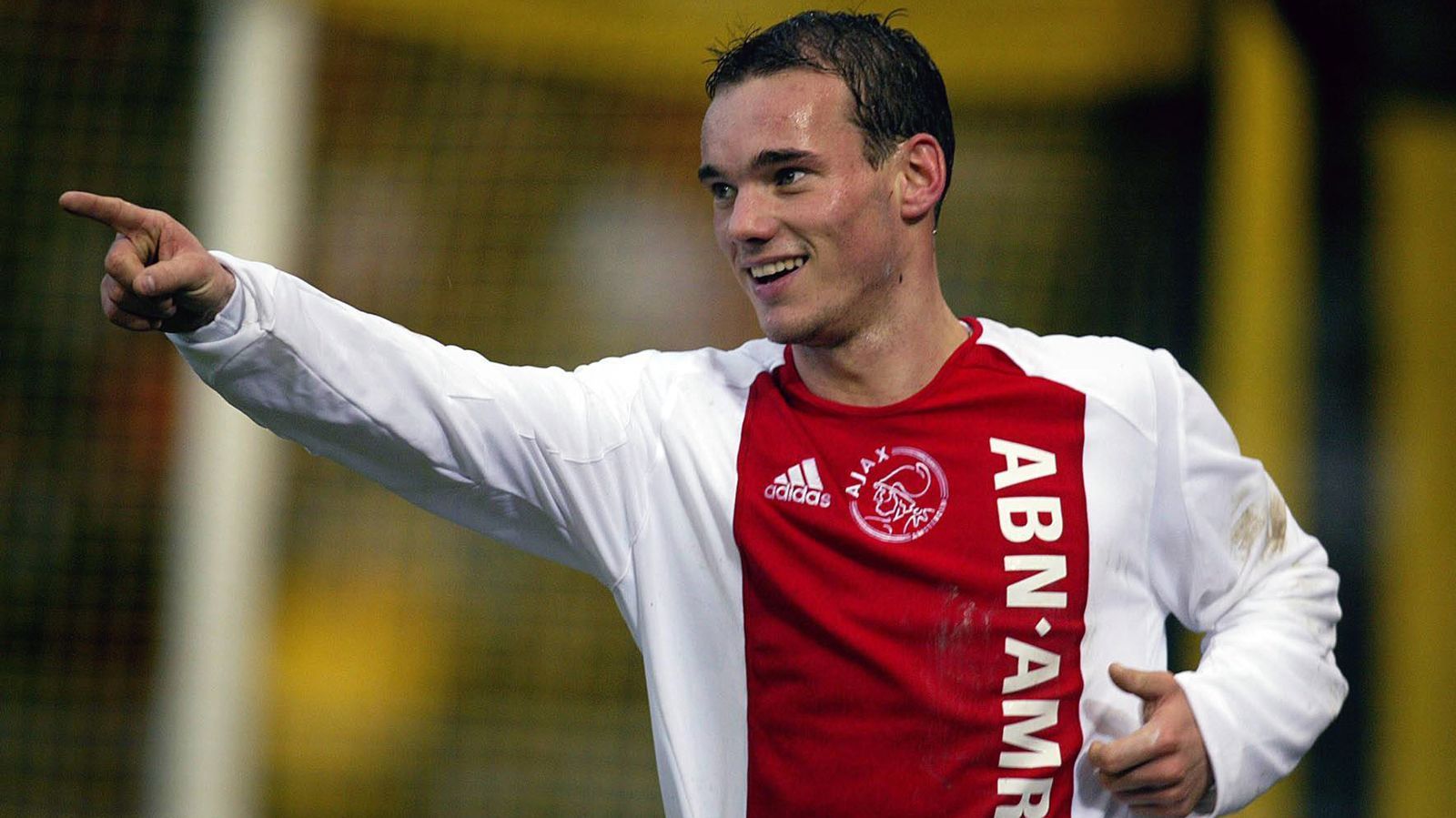 
                <strong>Mittelfeld - Wesley Sneijder</strong><br>
                Ein Jahr vor van der Vaart, also 2007, wechselte Sneijder bereits zu Real Madrid. 27 Millionen Euro sollen den Spaniern die Dienste des einstigen Ajax-Nachwuchsschülers wert gewesen sein. Doch nachdem Trainer Bernd Schuster weg war, wurde es für sämtliche Niederländer bei Real schwierig und nach und nach verließen sie den Klub auch wieder. Nach nur zwei Jahren in Madrid wechselte Sneijder 2009 zu Jose Mourinhos Inter - ein Glücksfall für alle Beteiligten! In Mailand gewann der Niederländer Champions League, Meistertitel und Pokal, spielte anschließend bis Januar 2013 in der Serie A. Es war wohl die beste Zeit in der Laufbahn des Mittelfeld-Asses. Mittlerweile ist der 34-Jährige nach Stationen wie Galatasaray Istanbul oder Nizza beim Al Gharafa Sports Club in Katar gelandet.
              