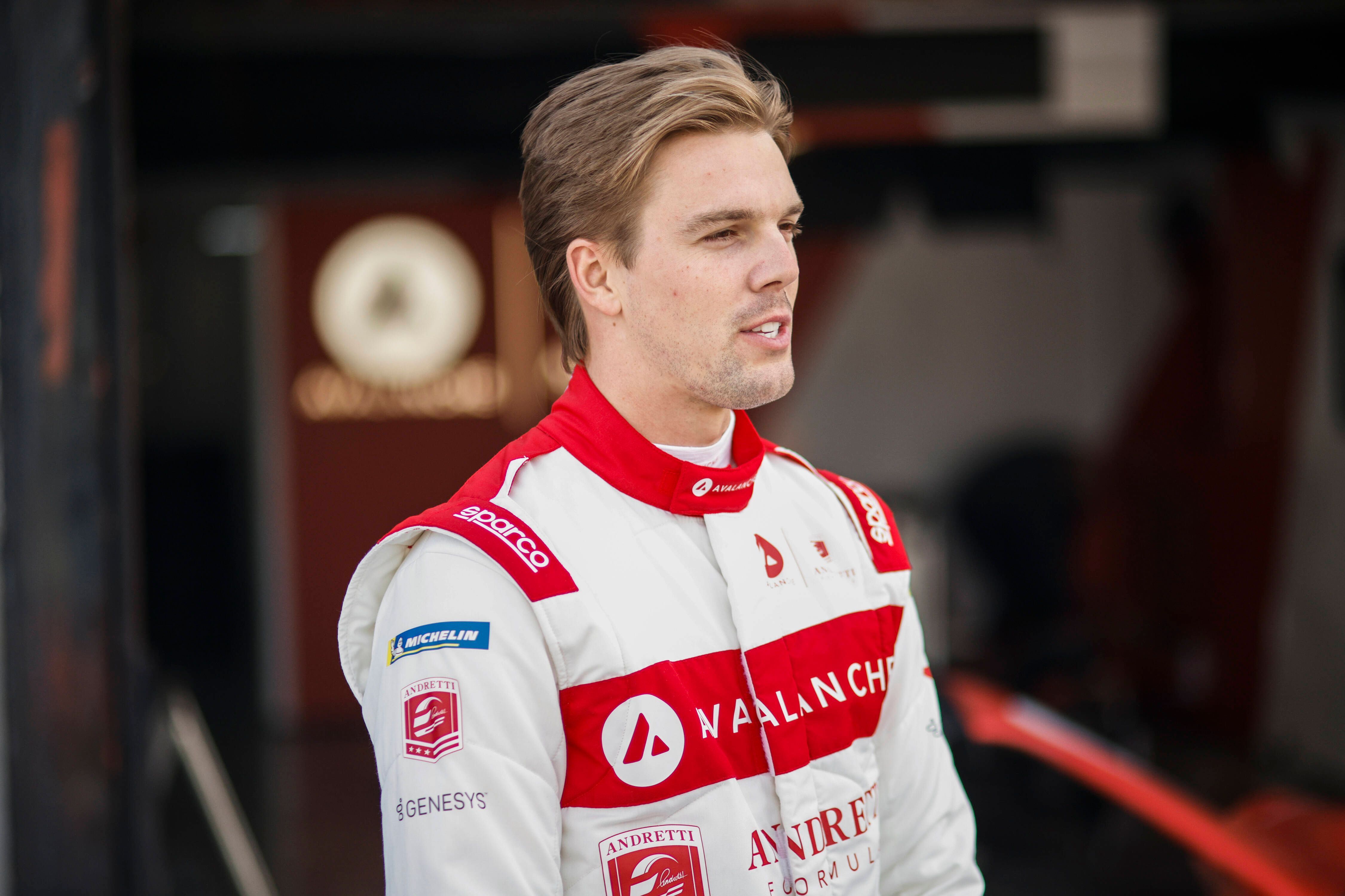 
                <strong>Oliver Askew (Avalanche Andretti)</strong><br>
                Der 24 Jahre alte Askew wird bei Andretti Teamkollege des Briten Jake Dennis und damit der erste US-Amerikaner, der eine komplette Formel-E-Saison bestreiten soll. Für das Team ist Askew kein Unbekannter. "Wir hatten viel Erfolg mit Oliver im Jahr 2019, als er mit uns die Indy-Lights-Meisterschaft gewann, und wir freuen uns darauf, ihn in der Formel E zu sehen", sagte Teambesitzer Michael Andretti. Mit dem Titelgewinn bei den Indy-Lights schaffte Askew 2020 den Aufstieg in die IndyCar-Serie, wo er für McLaren-SP fuhr. Aufgrund einer spät erkannten Gehirnerschütterung brach seine Form in der zweiten Hälfte der Saison dann ein, Askew verlor sein Vollzeit-Cockpit. 2021 ging er Für McLaren-SP bei fünf IndyCar-Rennen an den Start. Daneben bestritt Askew für drei verschiedene Teams, darunter auch Andretti, die IMSA-Saison in der LMP3-Klasse.
              