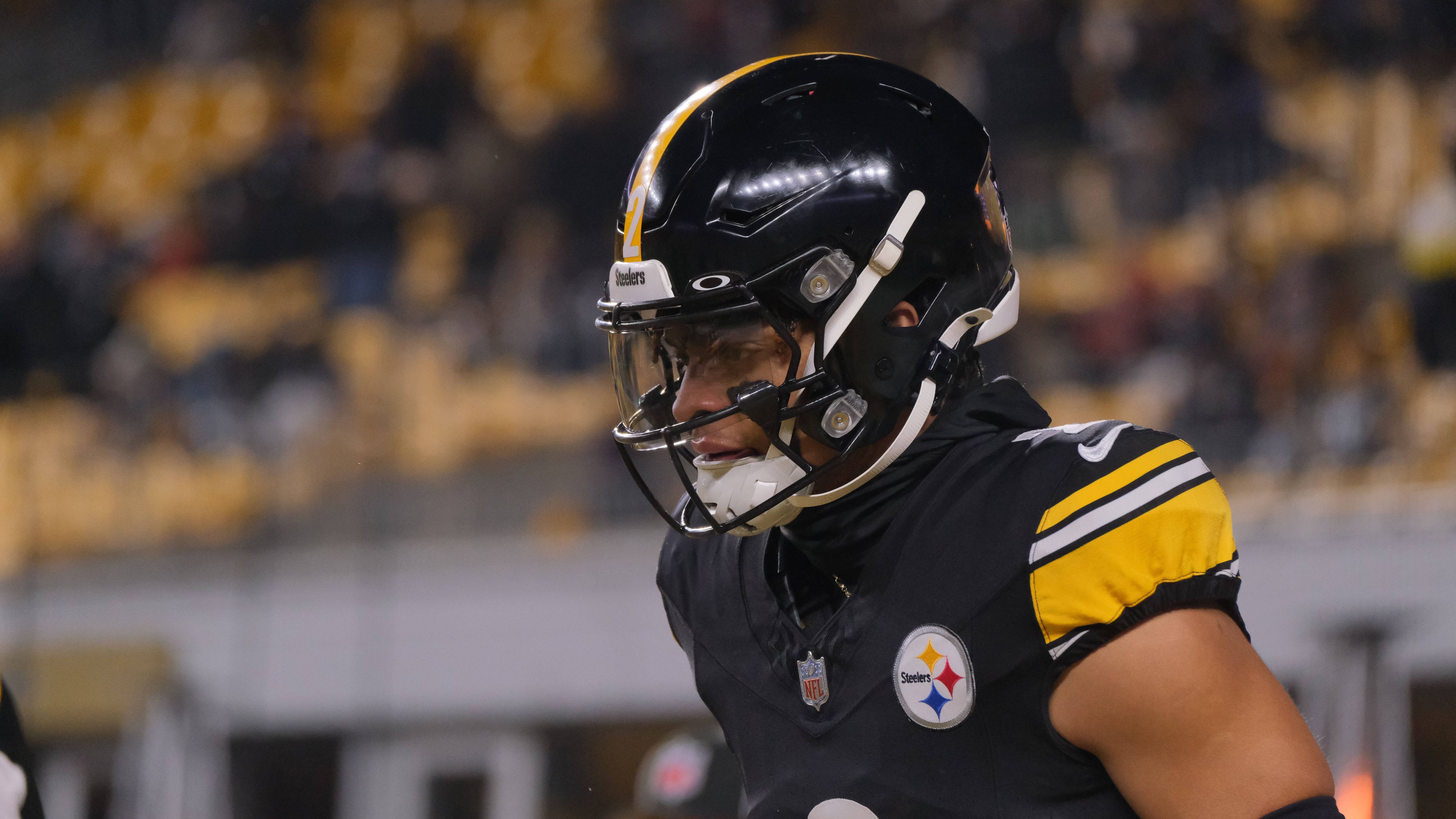 <strong>New York Jets: Gescheiterte Rodgers-Ära vergessen</strong><br>Es ist Jahr eins bei den Jets nach Aaron Rodgers, und natürlich ist der Umbruch gewaltig. Justin Fields ist der neue Quarterback, der Trainerstab ist komplett neu. Mal wieder hofft der grüne Teil New Yorks auf eine bessere Zukunft, wie so oft in den vergangenen Jahren. In der Vorbereitung muss hierfür der Grundstein gelegt werden.