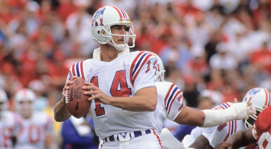 
                <strong>Steve Grogan</strong><br>
                Platz 6: Steve Grogan, 35 Rushing-Touchdowns (Teams: New England Patriots) - Von 1975 bis 1990 spielte Grogan nur für ein Team: Die New England Patriots. Auch wenn seine NFL-Karriere von vielen Verletzungen überschattet wurde, ist der Quarterback bis heute eine Legende in New England und wurde zurecht in die Hall of Fame der Patriots aufgenommen.
              