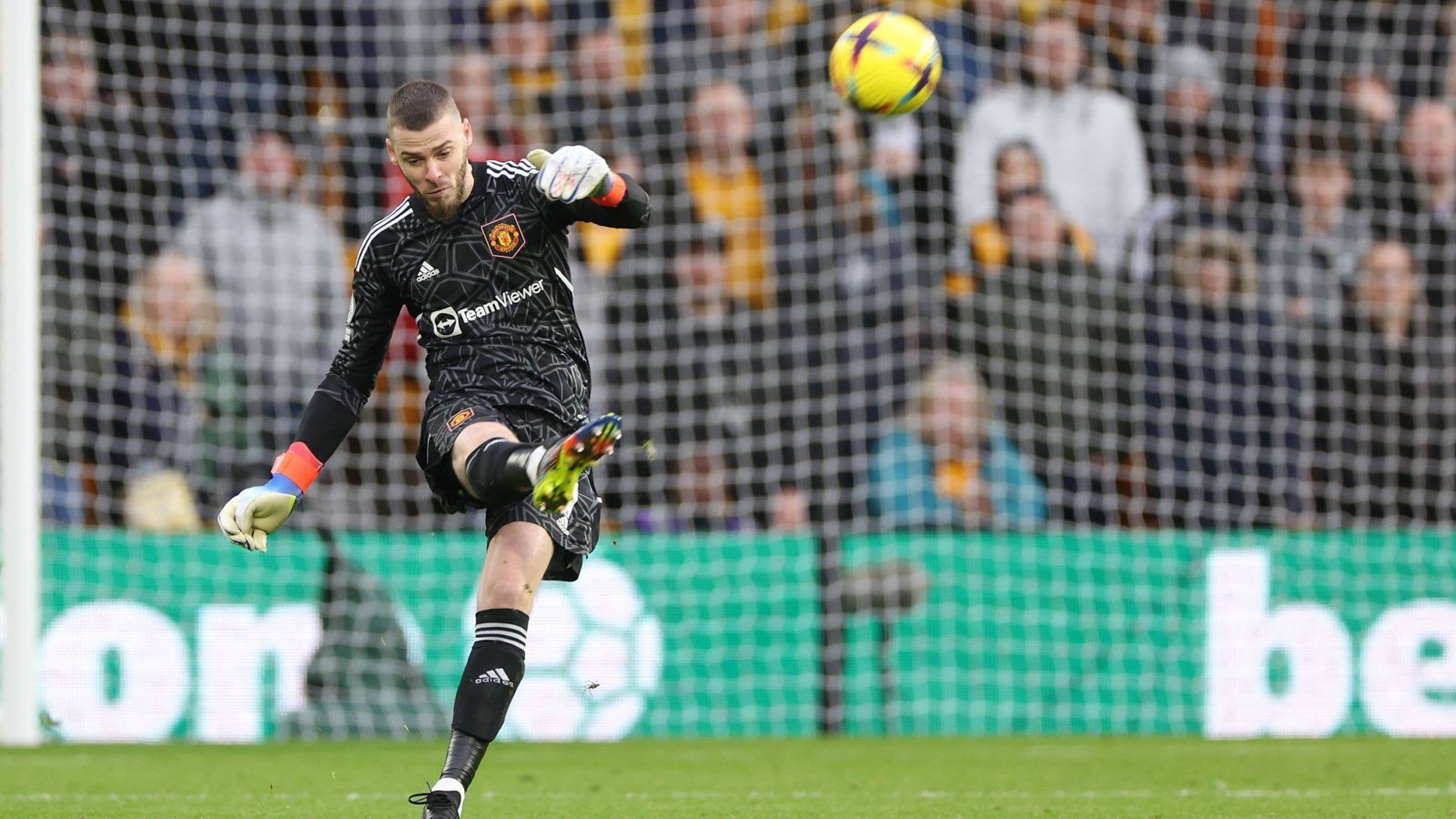 
                <strong>David de Gea (Manchester United)</strong><br>
                Wird gegen den Stadtrivalen nicht allzu oft gefordert. Die Folge: Er kann sich nicht wirklich auszeichnen, kann aber auch nicht patzen. Profitiert von der lange Zeit sattelfesten Abwehr vor ihm, kann beim Gegentor nichts machen. ran-Note: 3
              