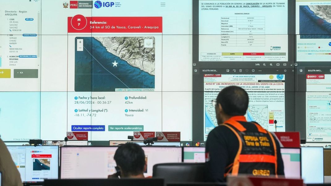 Mitarbeiter des peruanischen Zivilschutzes verfolgen das starke Erdbeben auf Monitoren.