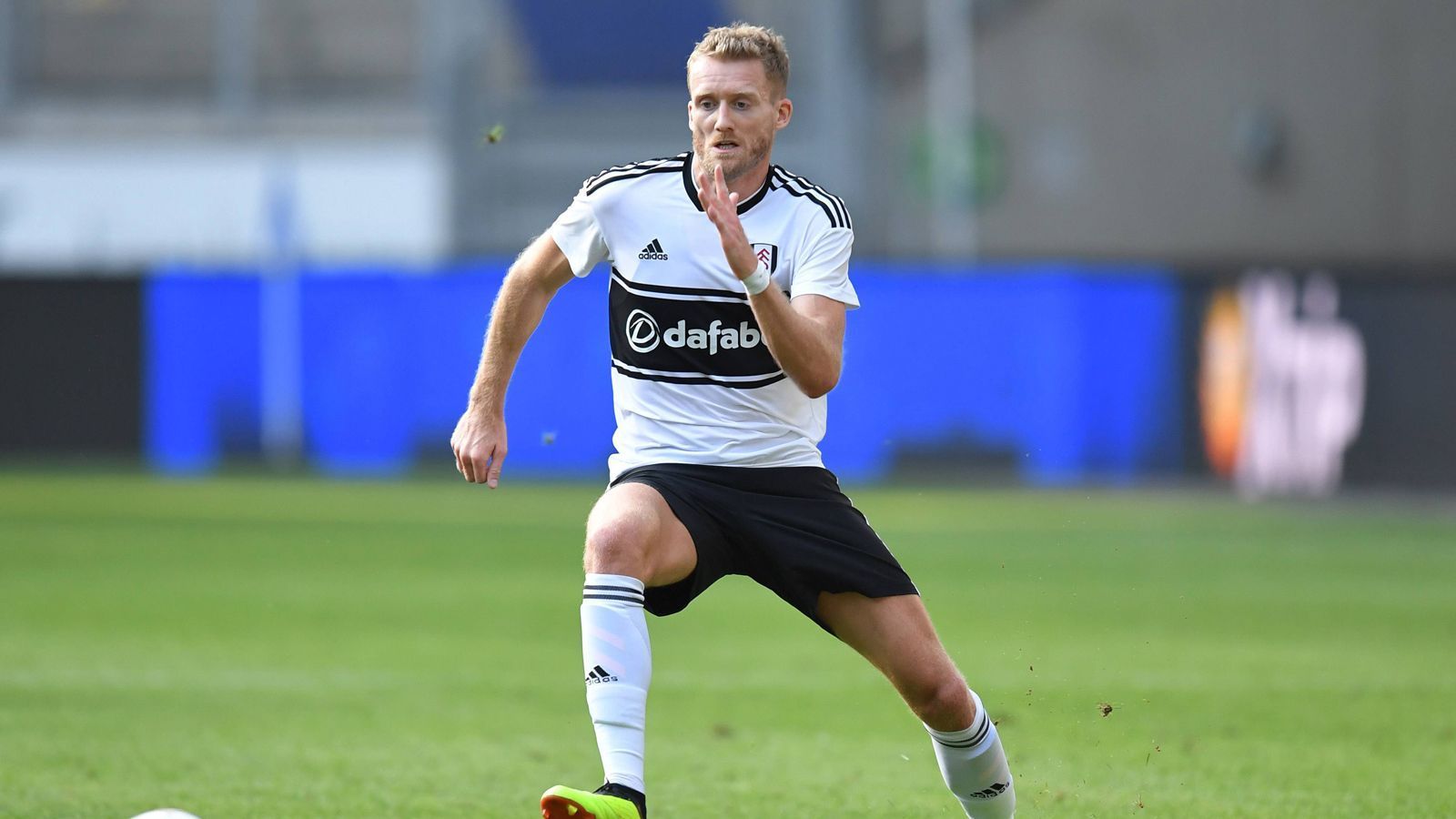 
                <strong>Andre Schürrle (FC Fulham)</strong><br>
                Einen Geldsegen gab es für den Ludwigshafener SC gleich zweimal. Für den Wechsel des Weltmeisters im Februar 2015 vom FC Chelsea zum VfL Wolfsburg gab es 320.000 Euro. Schürrle wurde zwischen seinem 15. und 16. Lebensjahr in Ludwigshafen ausgebildet. Eine unbekannte Summe gab es auch für seinen Wechsel 2013 von Leverkusen zu den Blues. Am innerdeutschen Transfer 2016 von Wolfsburg nach Dortmund partizipierte der Amateurklub wie eingangs erwähnt nicht. Auch nicht für die Leihe zum FC Fulham, da kein Geld floss.
              