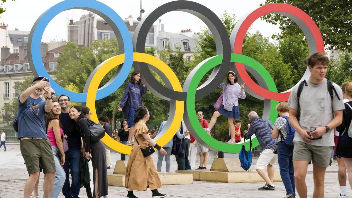 Scene from Paris Olympics People pose for photos with the Olympic rings in Paris on July 26, 2024, ahead of the opening ceremony for the Summer Games later in the day. PUBLICATIONxINxAUTxBELxBIHxBU...