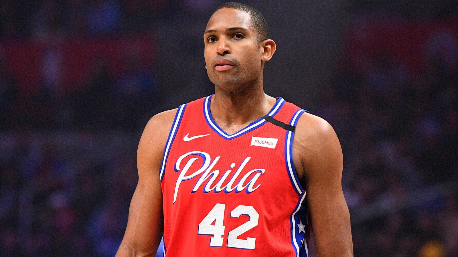 
                <strong>Osten: Philadelphia 76ers</strong><br>
                Die Philadelphia 76ers zählten vor der Saison noch zu den Geheimfavoriten, konnten die hohen Erwartungen allerdings nicht erfüllen. Das Team steht im Osten lediglich auf Platz 6. Vorzeitig abschreiben darf man die Mannschaft von Trainer Brett Brown trotzdem nicht. In Al Horford (Foto) haben sie einen der besten Verteidiger der Liga. Überhaupt ist der Kader defensiv erstklassig besetzt.
              