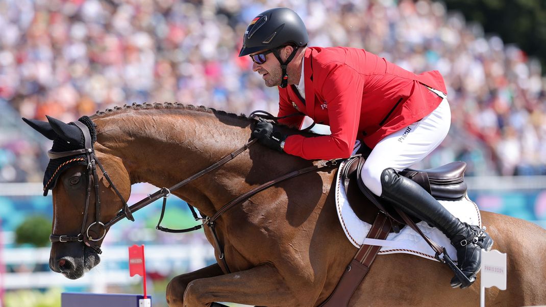 Philipp Weishaupt reitet auf Zineday durch den Parcours in Paris.