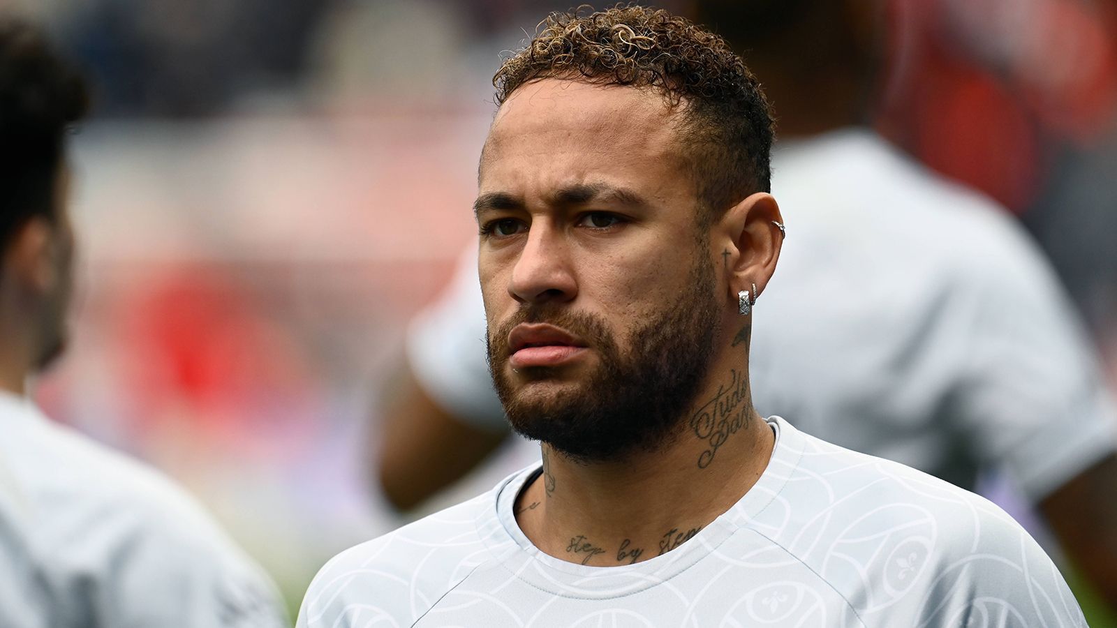 
                <strong>Neymar (Puma)</strong><br>
                Der Exklusiv-Ausstatter von Neymar ist der deutsche Sportartikelhersteller Puma. Zuvor wurde der Brasilianer 15 Jahre lang von Nike ausgestattet, Nike soll jedoch nach Vorwürfen gegen Neymar die Zusammenarbeit beendet haben. Von Puma soll der 31-Jährige laut "totalsportal.com" 100 Millionen über eine Vertragslaufzeit von elf Jahren einstreichen.
              