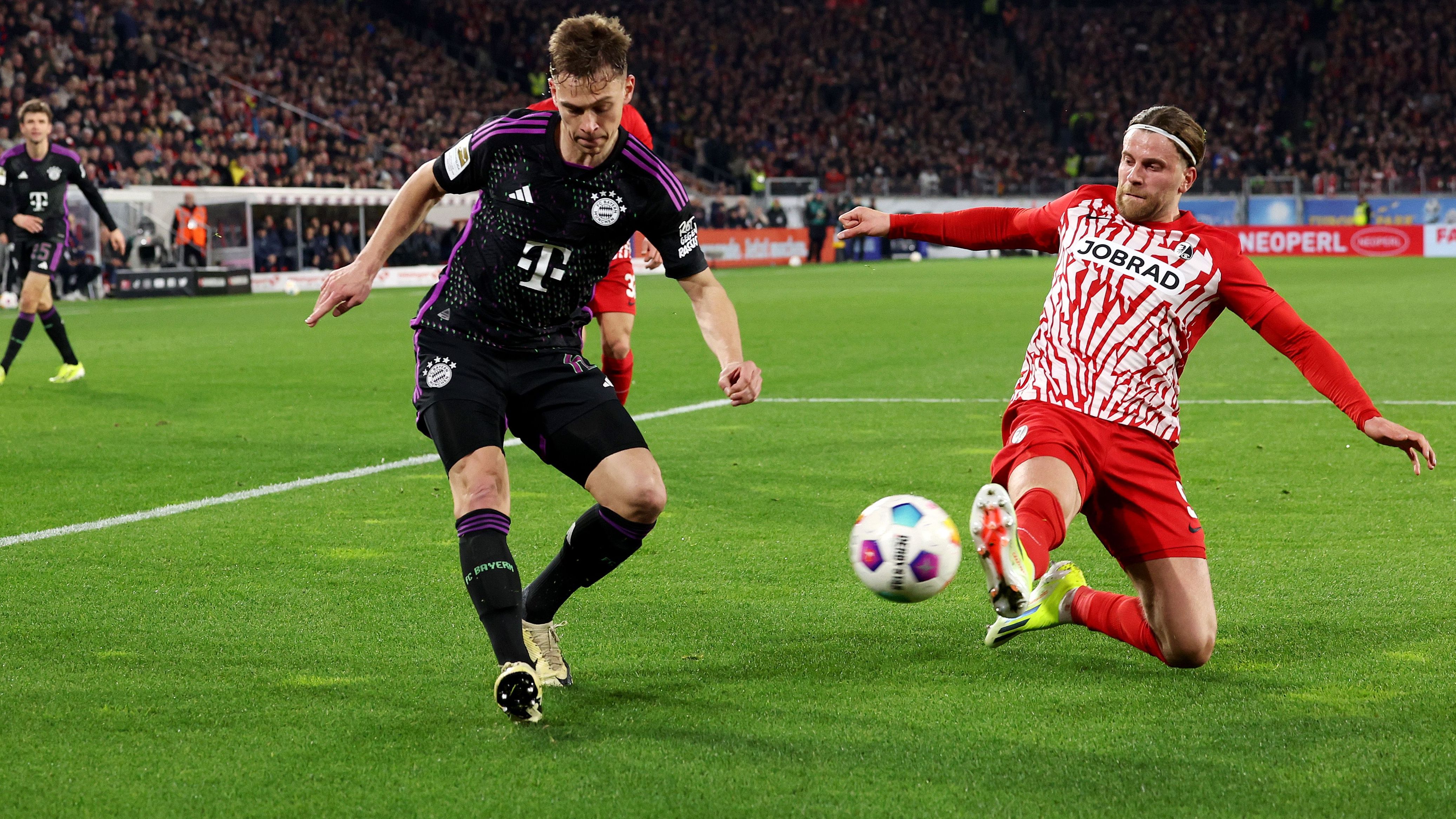 <strong>Joshua Kimmich</strong><br>Fremdelt offenkundig mit seiner Rolle als Rechtsverteidiger, vor allem zu Beginn: Zu spät bei Grifos Flanke auf Sallai und direkt danach auch bei Ginters Schuss zum 0:1. Über seine Seite kommt auch danach die meiste Freiburger Gefahr, zudem ohne jegliche Impulse. Muss nach 62 Minuten für Laimer Platz machen. <strong><em>ran</em>-Note: 5</strong>