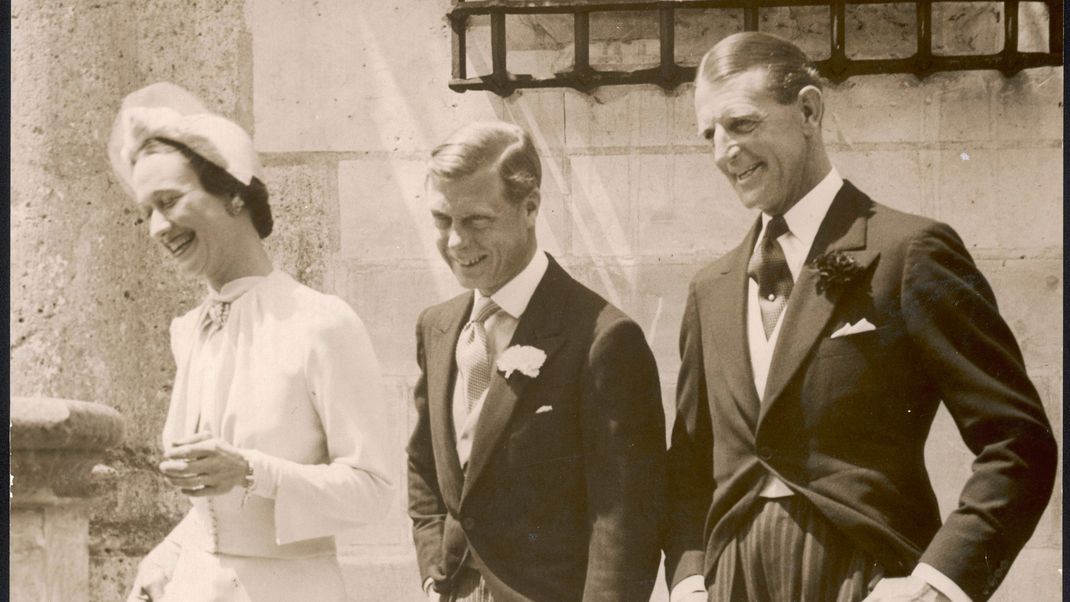 Die Hochzeitszeremonie von Eduard (Mitte) und Wallis fand auf dem Chateau de Cande in der Nähe von Tours in Frankreich statt. Ganz rechts auf dem Bild: der beste Freund von Eduard, "Fruity" Metcalfe.