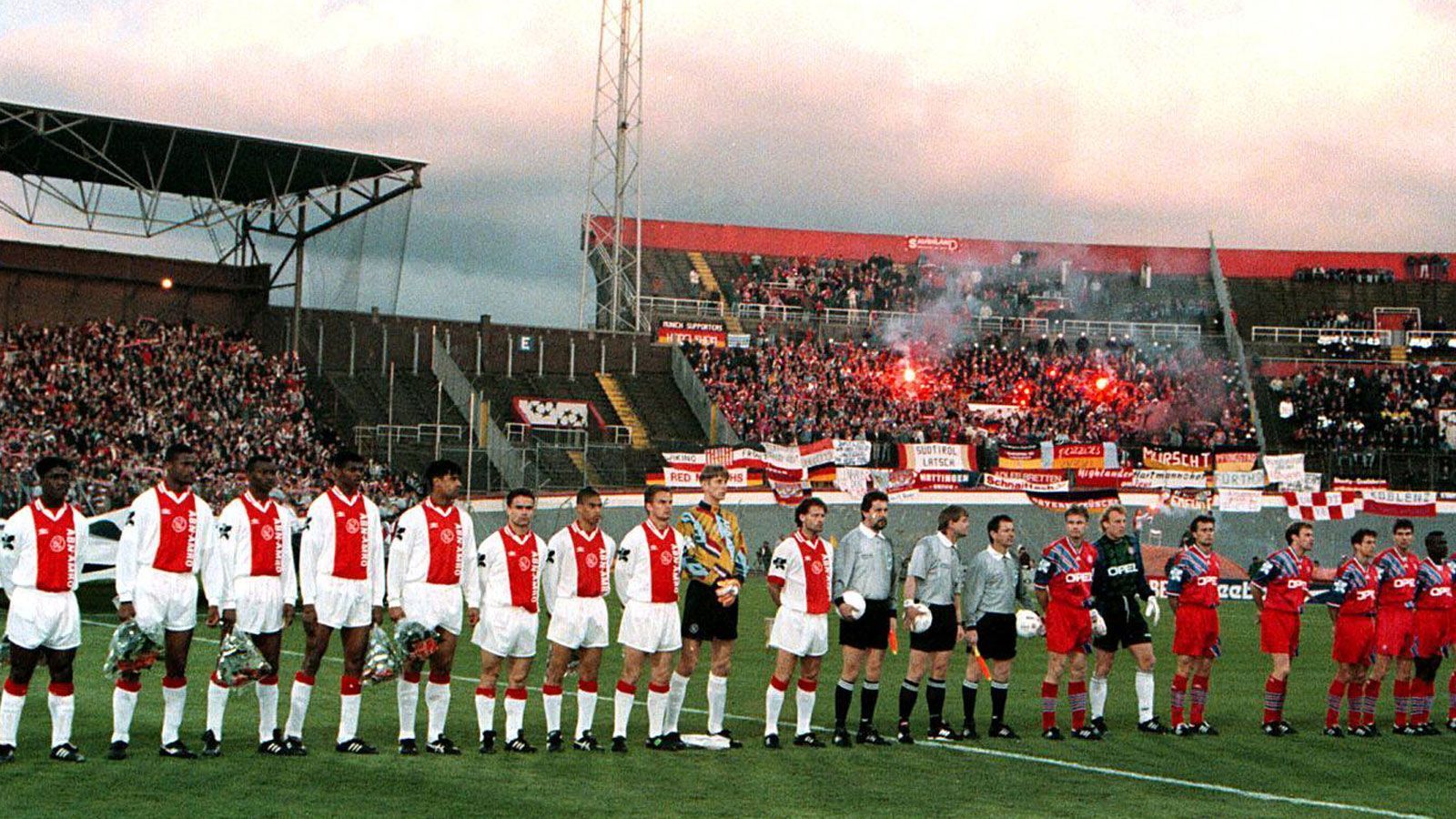 
                <strong>Das ist Bayern-Gegner Ajax Amsterdam</strong><br>
                Unter dem ehemaligen Bayern-Trainer Louis van Gaal prägte Ajax eine weitere Ära in den 90er Jahren, wo der Klub 1995 die Champions League gewann und dabei im Halbfinale die Bayern ausschaltete (0:0, 5:2). Und: Ajax ist neben dem FCB, Juventus Turin, Manchester United und dem FC Chelsea einer von nur fünf Vereinen, die in allen drei Europapokal-Wettbewerben triumphierten.
              