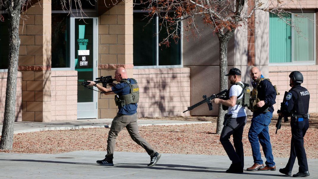 Bei einem Schusswaffenangriff an einer Universität in der US-Stadt Las Vegas sind mindestens drei Menschen getötet worden.