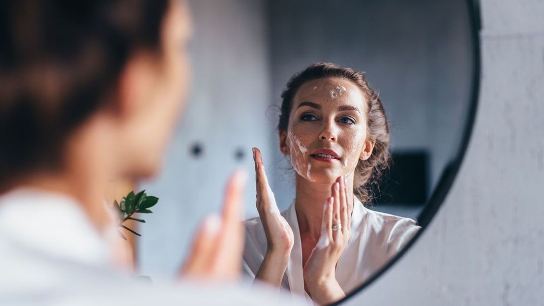 Die Pflege der Haut vor und nach der Beauty-Behandlung, dem Micro Needling, ist essentiell für ein schönes Hautbild – im Beauty-Artikel erfahrt ihr mehr dazu.