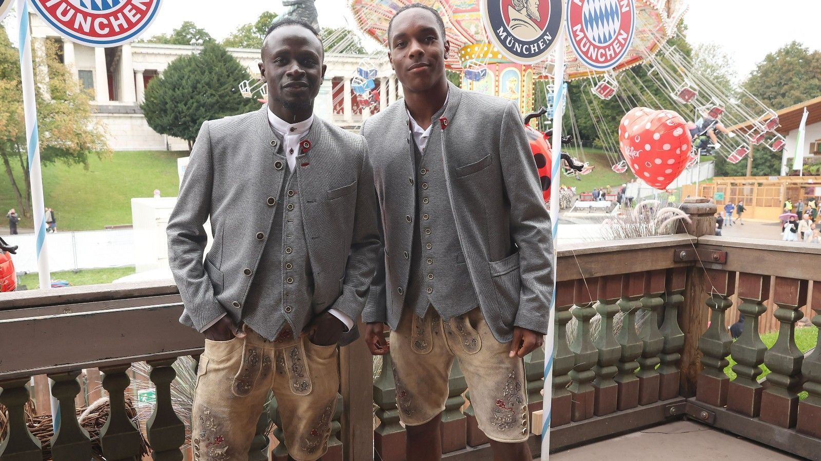 
                <strong>Sadio Mane und Mathys Tel</strong><br>
                Zwei andere Neuzugänge zeigten sich dagegen ohne Frau an ihrer Seite: Sadio Mane (l.) und Mathys Tel.
              