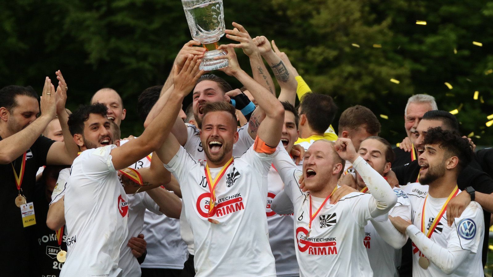 
                <strong>FC 08 Villingen (Oberliga Baden-Württemberg) </strong><br>
                Die Schwarzwald-Gemeinde Villingen-Schwenningen erwartet am Samstag hohen Besuch aus der Bundesliga. Fortuna Düsseldorf gastiert bei dem Oberligisten, die im Liga-Alltag beispielsweise auf Rielasingen, Oberachern oder die Sportfreunde Dorfmerkingen treffen. Durch den Verbandspokalsieg in Südbaden kann sich die 80.000-Einwohner-Stadt zwischen Freiburg und dem Bodensee auf ein volles Haus und einen unvergesslichen Tag freuen. 
              