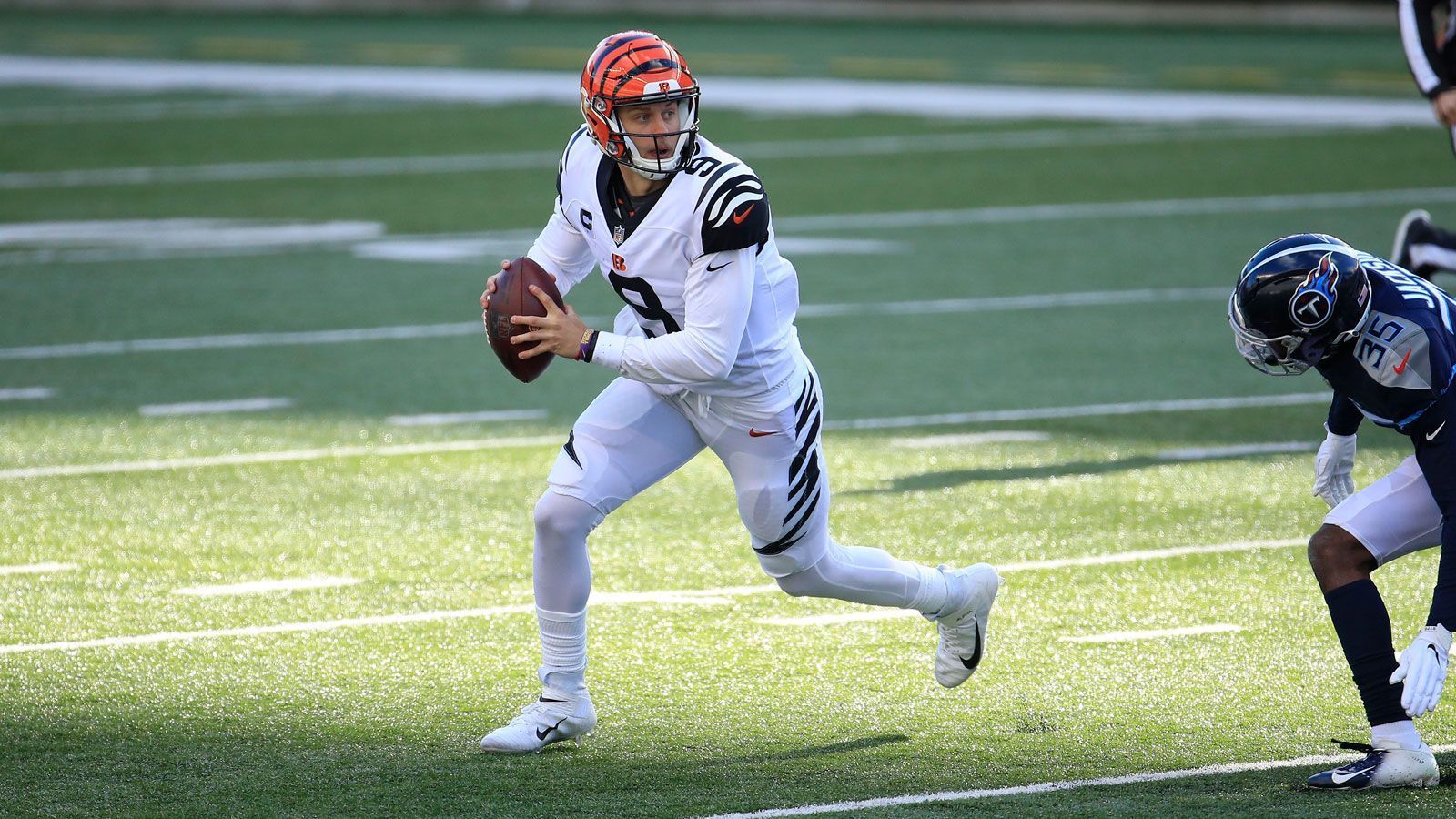 
                <strong>Cincinnati Bengals: Offense</strong><br>
                Nachdem die Bengals vor einem Jahr in Joe Burrow ihren Quarterback der Zukunft auswählten, geht es 2021 darum, dem 24-Jährigen einen Playmaker zur Seite zu stellen und ihn besser zu schützen. Ersteres dürfte mit der Wahl eines talentierten Wide Receivers gelingen, auch Tight End Kyle Pitts könnte eine Möglichkeit darstellen und mit dem fünften Pick verfügbar sein. Ein Upgrade benötigt weiterhin die extrem anfällige Offensive Line, nachdem die Bengals-Quarterbacks in der vergangenen Spielzeit 48 Mal zu Boden gebracht wurden - bislang wurde lediglich Tackle Riley Riff unter Vertrag genommen, was aber nicht ausreichen wird. Top-Tackel Penei Sewell dürfte ebenfalls ein heißer Kandidat an Position fünf sein.
              
