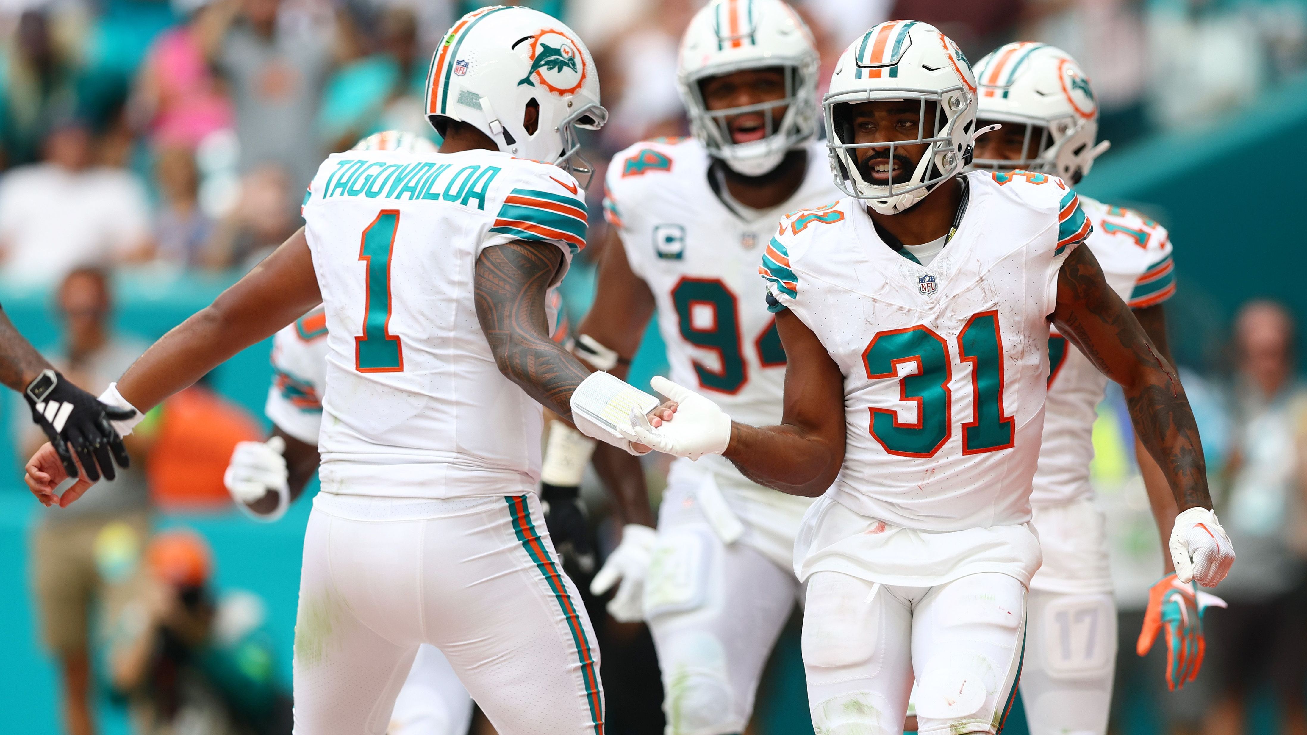 <strong>Platz 4: Miami Dolphins (Vorwoche: 7)</strong><br>Man kann eigentlich die Uhr danach stellen was passiert, wenn die Miami Dolphins auf ein Team mit Losing Record treffen: Sie überrollen es nach allen Regeln der Kunst. So auch beim 45:15 gegen die Washington Commanders. Die Dolphins sind aktuell die Nummer eins der AFC. Aber sind sie wirklich Contender oder nur Pretender? Wir haben noch Zweifel.