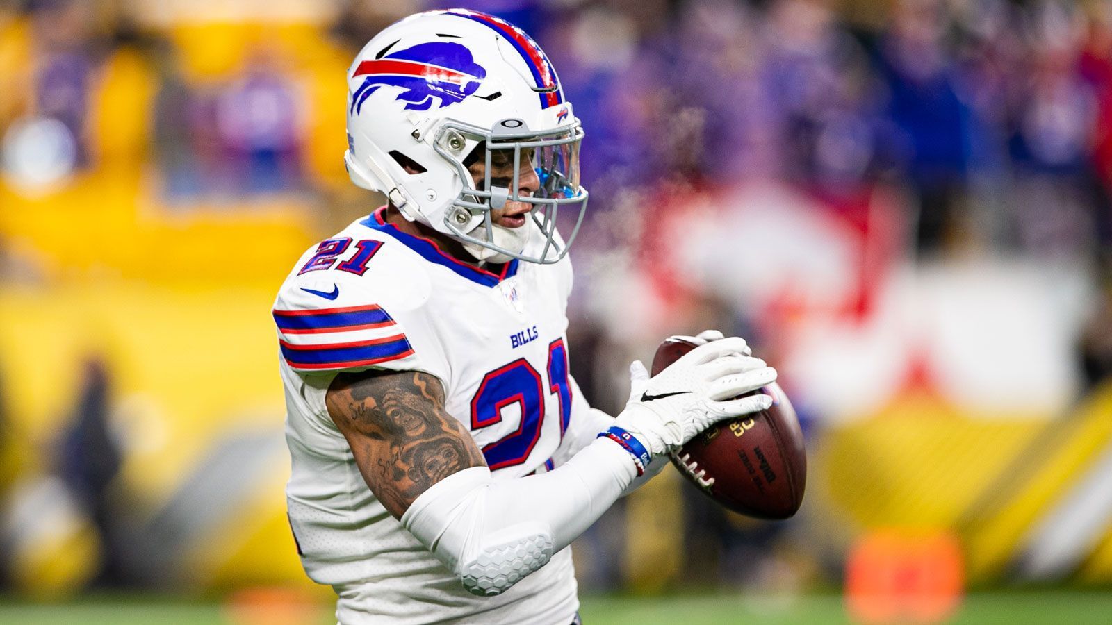 
                <strong>AFC - Strong Safety (ein Spieler) </strong><br>
                Jordan Poyer (Buffalo Bills) - Poyer ist ein weiteres Mitglied der starken Bills-Defense, das den Sprung in den Pro Bowl schafft. Seine 57 Solo Tackles sind unter Strong Safetys in der AFC ein absoluter Spitzenwert, mit zwei Sacks kann Poyer zudem auch im Pass Rush für Gefahr sorgen. Zwei Interceptions und ein Forced Fumble runden die Pro-Bowl-Bewerbung des Strong Safetys ab.
              