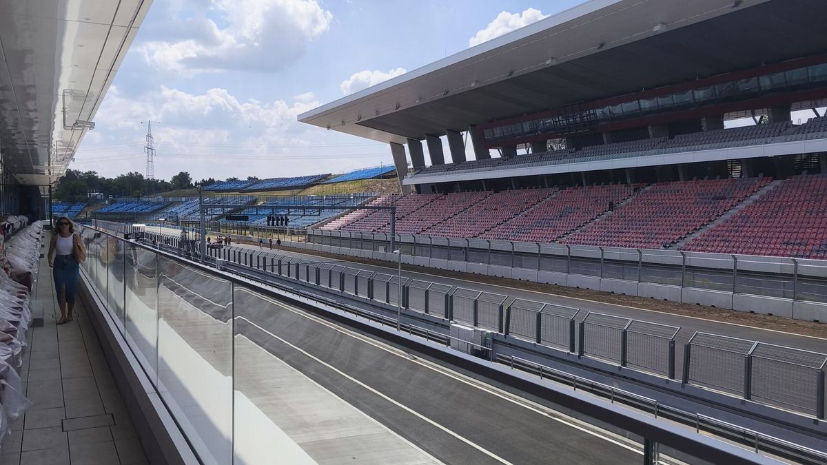 Haupttribüne am Hungaroring nach dem Umbau, fotografiert vom neuen VIP-Bereich