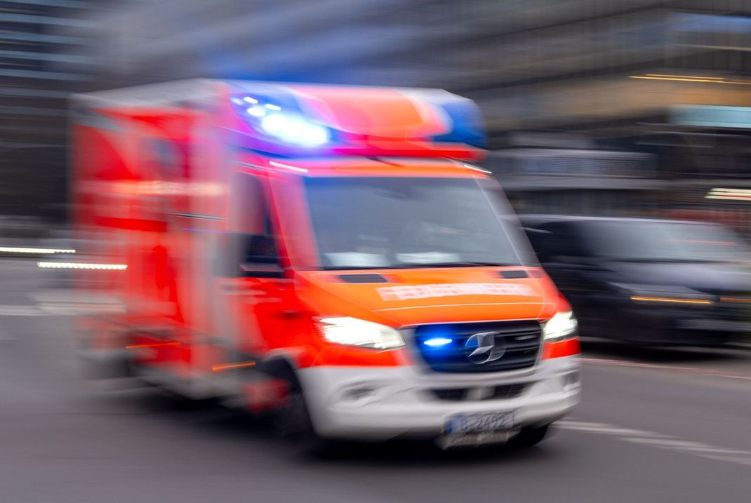 Bei einem Unfall in Niedersachsen sind zwei Menschen gestorben. (Symbolbild)