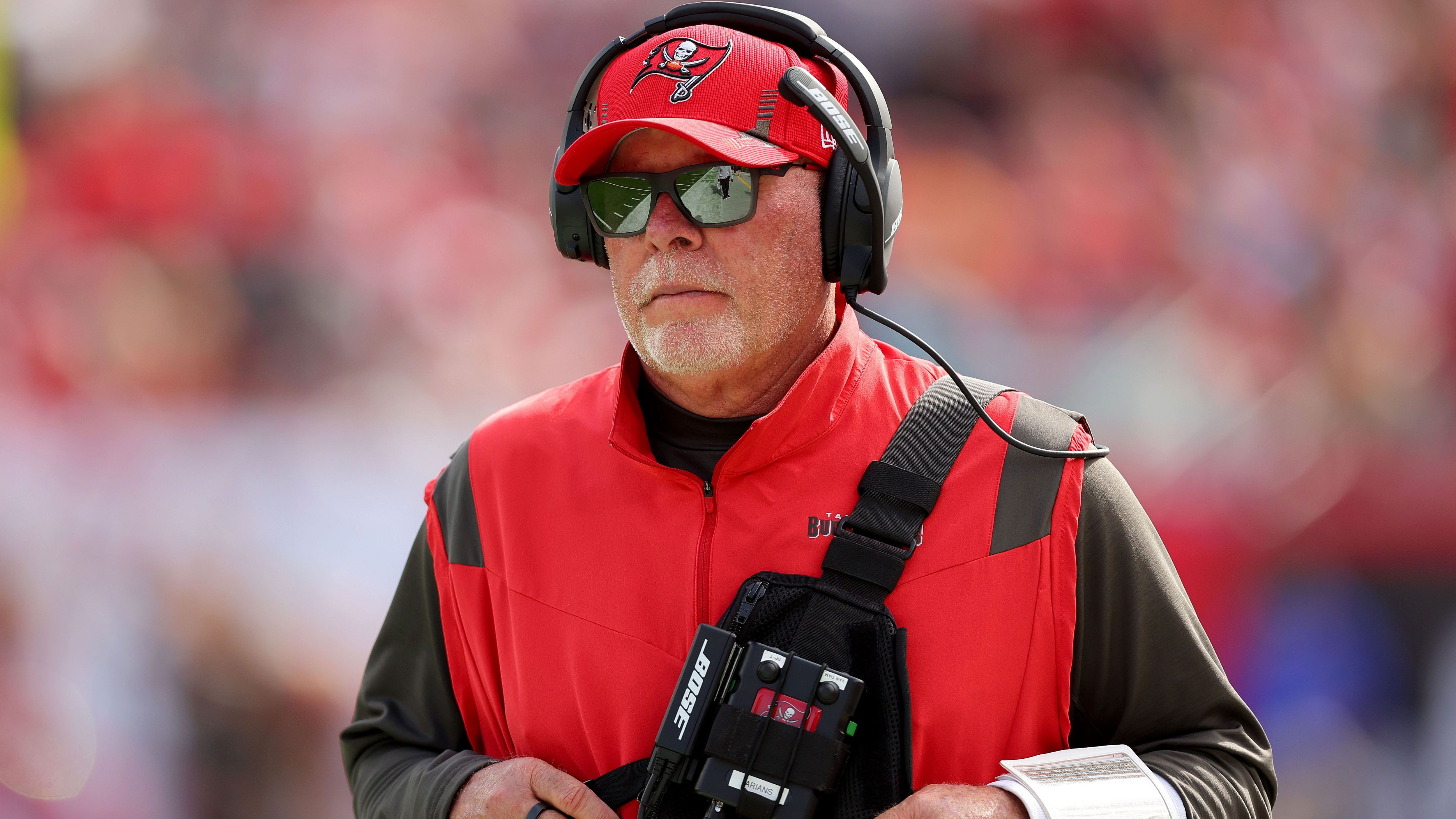 
                <strong>Der alte Mann und die Buccaneers </strong><br>
                "Oh yeah", versicherte Head Coach Bruce Arians auf die Frage, ob er auch nach dem Playoff-Aus weiter vor habe, die Geschicke der Buccaneers zu leiten. Der 69-Jährige bleibt dem Team also erhalten, bei seinen beiden Koordinatoren sieht es hingegen anders aus …
              