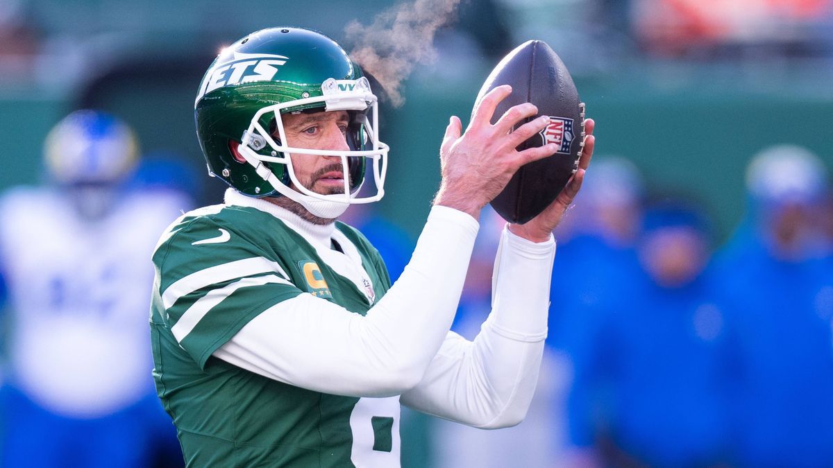 New York Jets quarterback Aaron Rodgers (8) in action during the NFL, American Football Herren, USA football game against the Los Angeles Rams, Sunday, Dec. 22, 2024, in East Rutherford. ( Cal Medi...