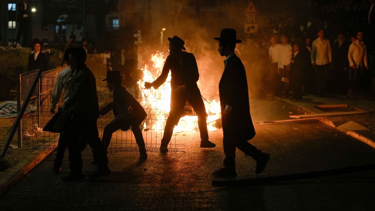 Tausende ultraorthodoxe jüdische Männer sind in Jerusalem gegen die Wehrpflicht auf die Straße gegangen.